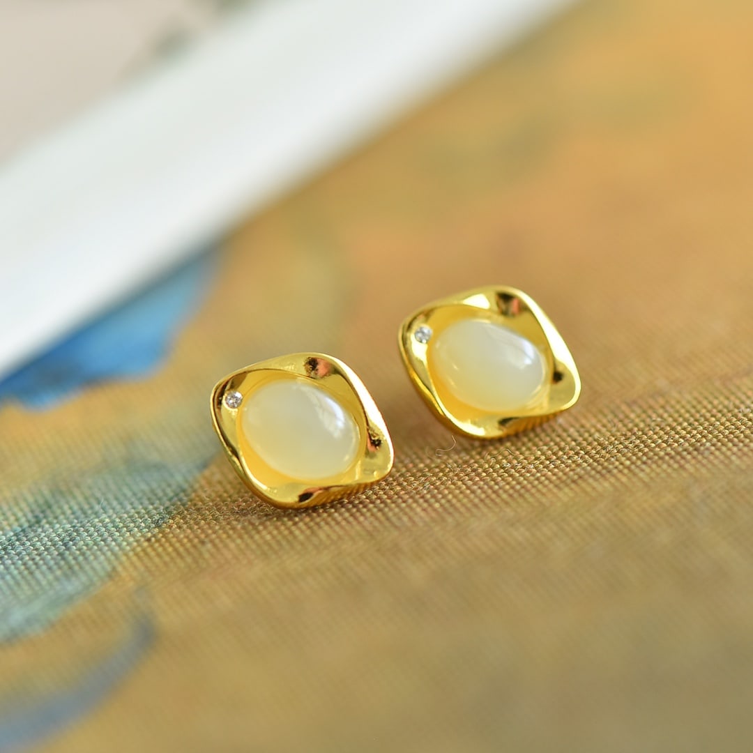 A Pair of Exquisite Sterling Silver-Gold Plated Inlaid White Jade Earrings: A Pair of Exquisite Sterling Silver-Gold Plated Inlaid White Jade Earrings,Size:0.2inx0.3in 一对纯银镀金镶白玉耳钉