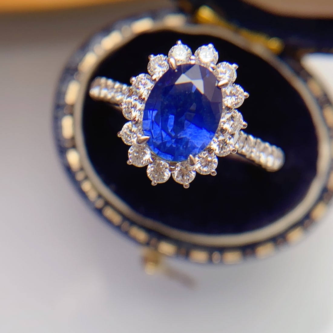 A Exquisite 18k Gold Inlaid 1.65ct Natural Sapphire and 0.310ct Diamond Ring: A Exquisite 18k Gold Inlaid 1.65ct Natural Sapphire and 0.310ct Diamond Ring,Total Weight:3.17g 18k金镶 1.65ct 天然蓝宝石和 0.310ct