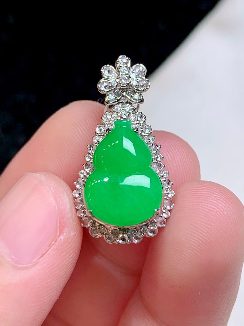 An Exquisite 18k Gold Diamond Inlaid Jadeite Pendant: An Exquisite 18k Gold Diamond Inlaid Jadeite Pendant,Size(Loose Stone):0.5inx0.4inx0.1in 18k金钻镶嵌翡翠吊坠