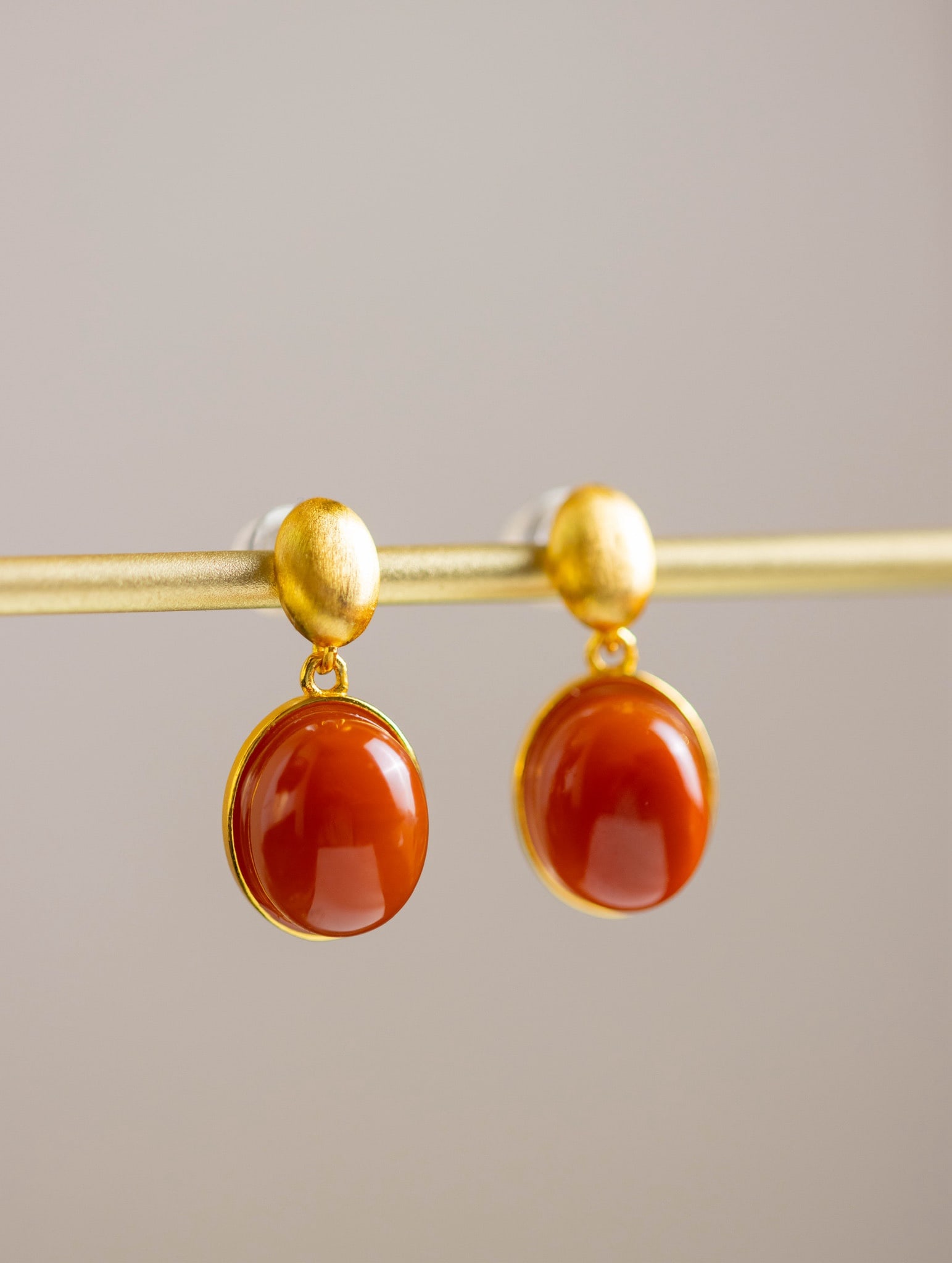 A Pair of Exquisite Sterling Silver-Gold Plated Inlaid Agate Earrings: A Pair of Exquisite Sterling Silver-Gold Plated Inlaid Agate Earrings 一对纯银镀金镶玛瑙耳环