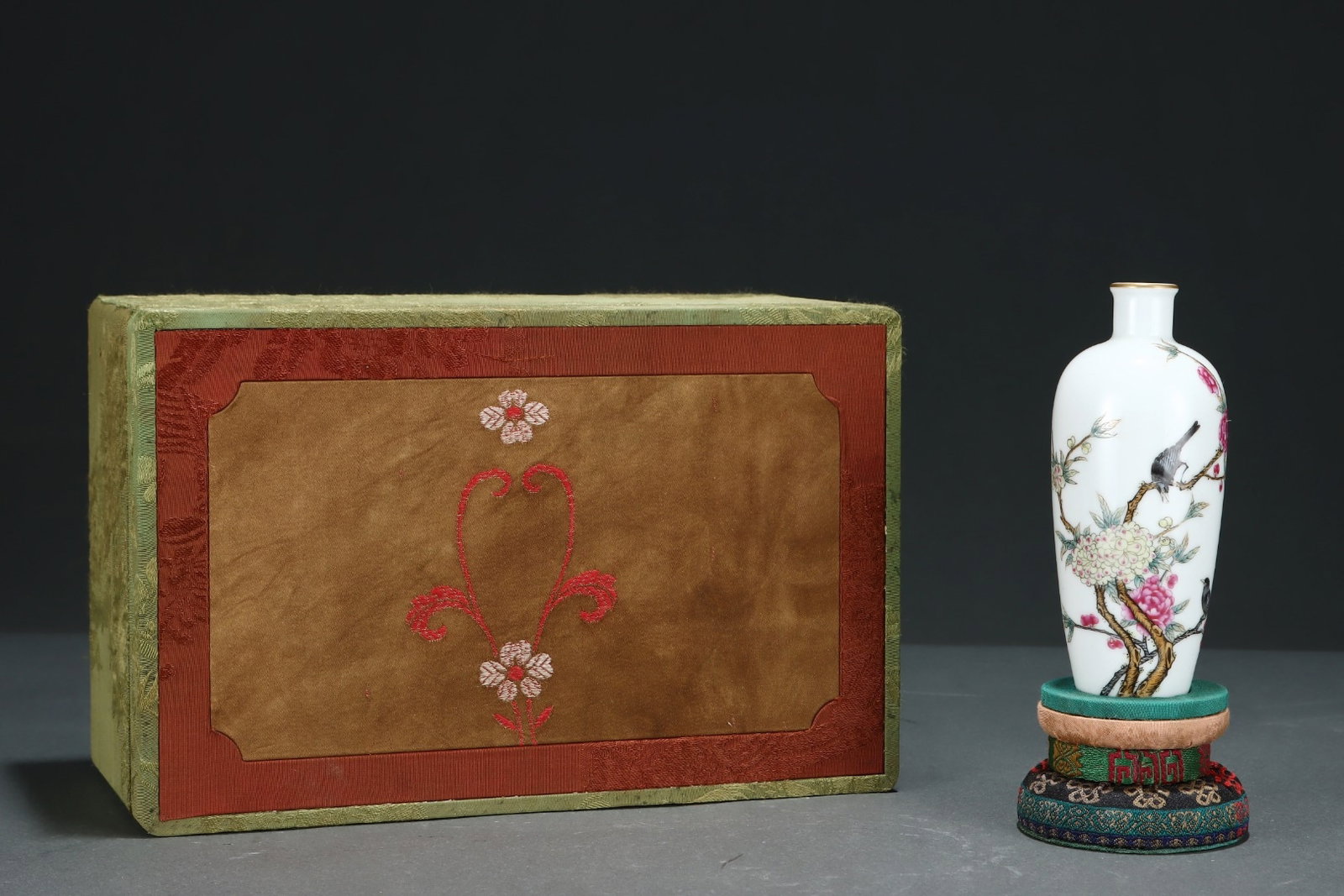 An Exquisite Famille-Rose Painted Gold Flower and Bird Pattern Vase,With Poem: An Exquisite Famille-Rose Painted Gold Flower and Bird Pattern Vase,With Poem,Qing Dynasty, China,Yongzheng Four-character Mark,Size:5.1inx2.1in 粉彩描金花鸟纹