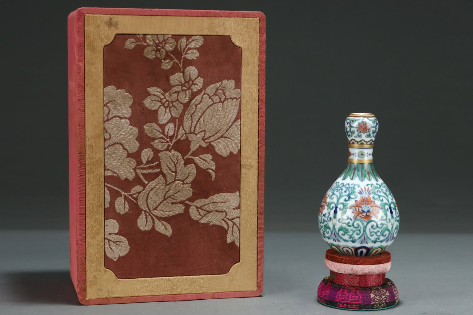 An Exquisite Doucai Painted Gold Lotus Pattern Vase: An Exquisite Doucai Painted Gold Lotus Pattern Vase,Qing Dynasty,China,Yongzheng Six-character Mark,Size:4.9inx2.8in 斗彩描金缠枝莲纹瓶,中&#