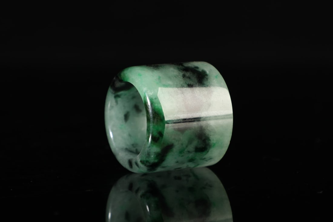 An Exquisite Jadeite Fingerstall - 2