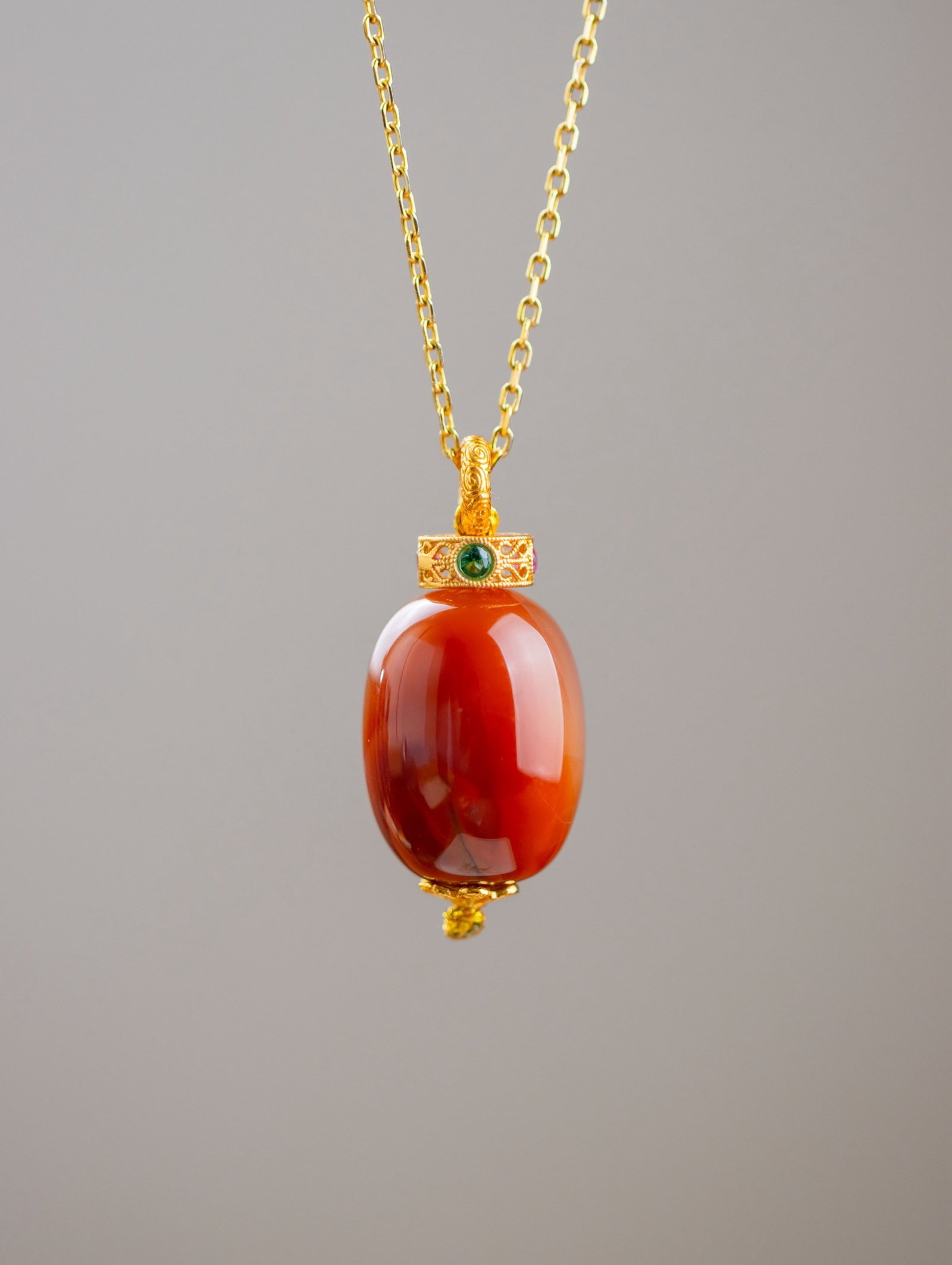 An Exquisite Sterling Silver-Gold Plated Inlaid Agate Pendant: An Exquisite Sterling Silver-Gold Plated Inlaid Agate Pendant 纯银镀金镶玛瑙吊坠