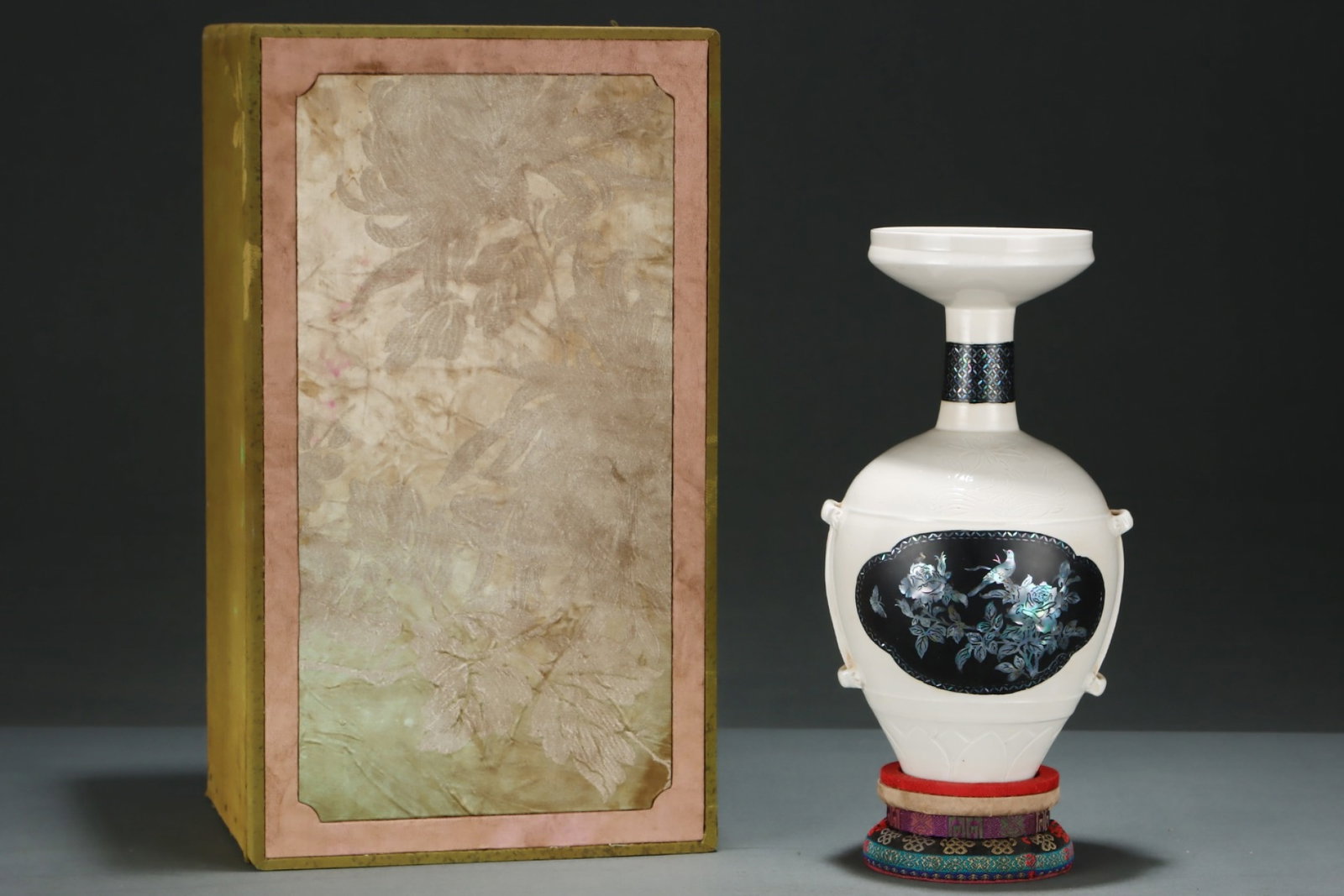 An Exquisite Ding yao Flower and Bird Pattern Vase: An Exquisite Ding yao Flower and Bird Pattern Vase,Song Dynasty,China,Size:10.2inx5.7in 定窑花鸟纹瓶,中国宋代