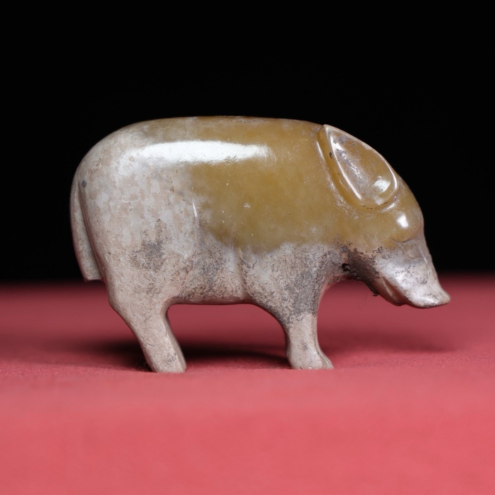 An Exquisite White Jade Pig Ornament: An Exquisite White Jade Pig Ornament,Qing Dynasty,China,Size:2.4inx1.6inx0.7in,Weight:76g 白玉猪摆件,中国清代