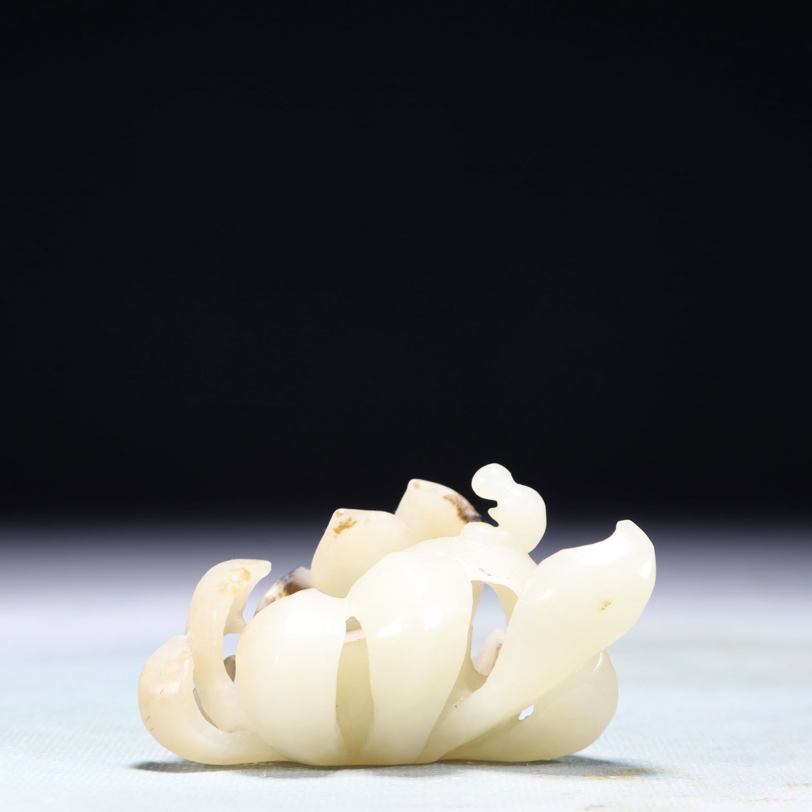 An Exquisite White Jade Flower Ornament: An Exquisite White Jade Flower Ornament,Qing Dynasty,China,Size:2.8inx2.4inx1.6in,Weight:83g 白玉花卉摆件,中国清代