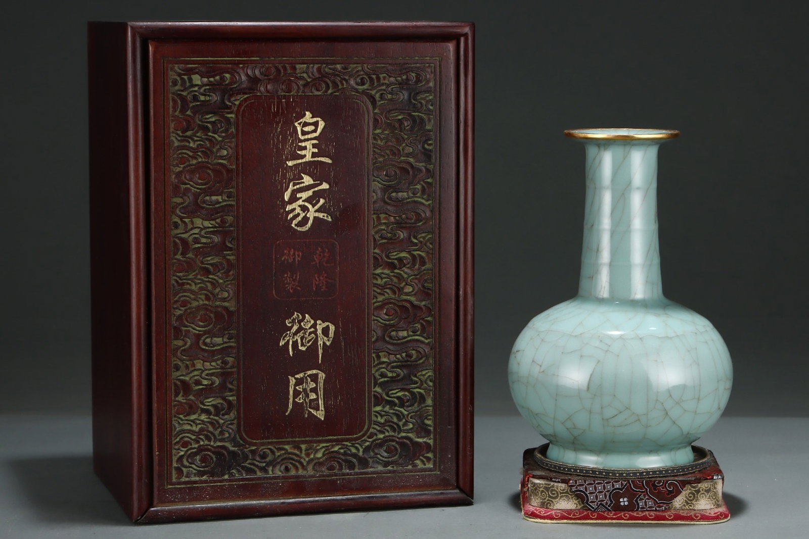An Exquisite Guan yao Cover with Gold Vase: An Exquisite Guan yao Cover with Gold Vase,Song Dynasty,China,Size:9.4inx6.5in 官窑包金瓶,中国宋代