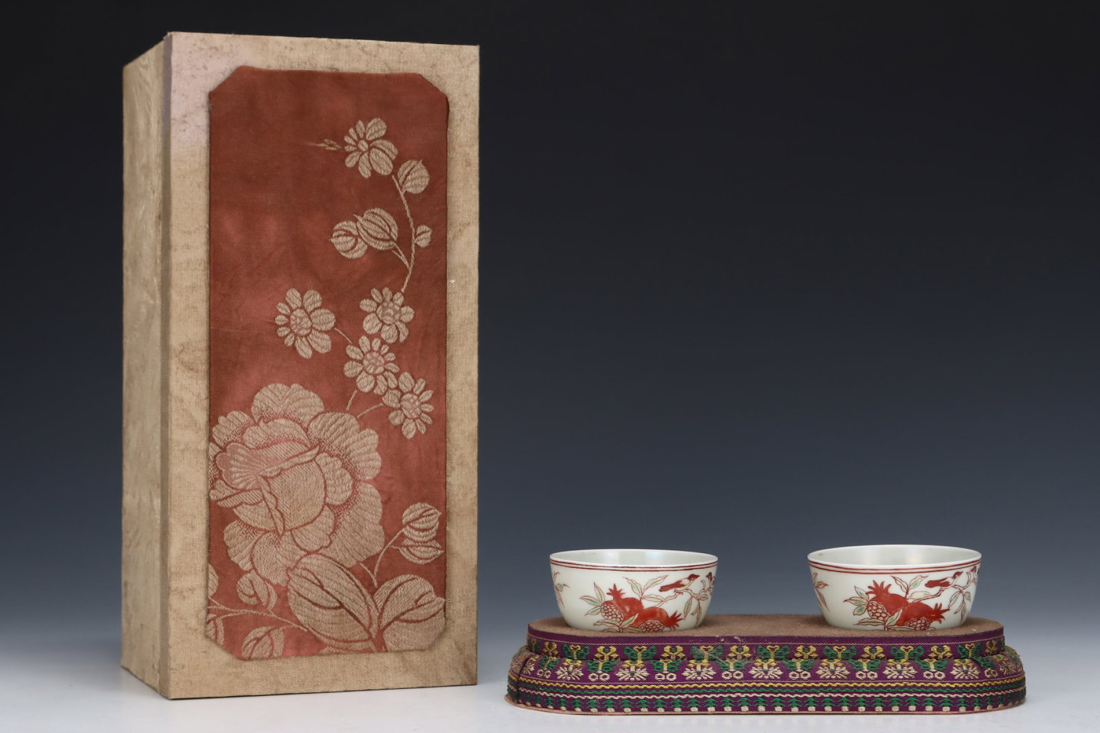 A Pair of Exquisite Red-and-Green Glazed Flower and Bird Pattern Cups: A Pair of Exquisite Red-and-Green Glazed Flower and Bird Pattern Cups,Ming Dynasty,China,Chenghua Six-character Mark,Size:1.3inx2.8in 一对红绿彩花鸟纹&#