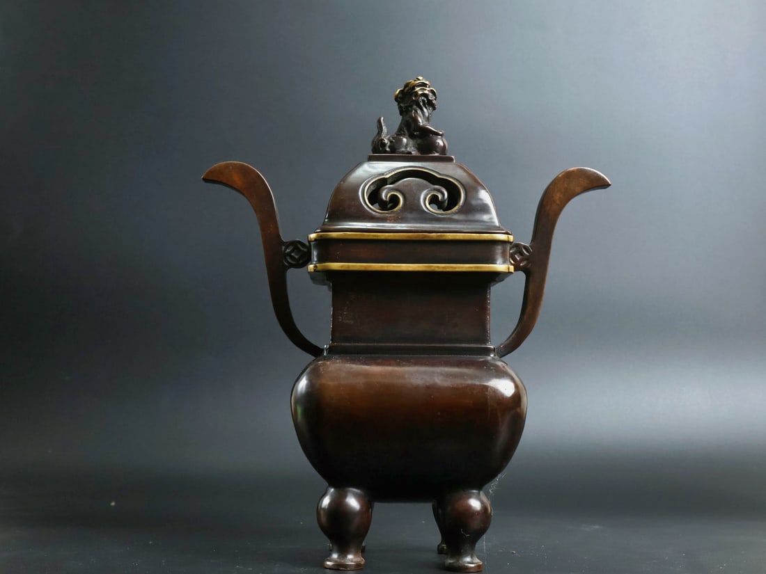 An Exquisite Gilt Bronze Dragon Pattern Double-Ears and Four-legs Censer: An Exquisite Gilt Bronze Dragon Pattern Double-Ears and Four-legs Censer,Qing Dynasty, China,Size:10.2inx4.1in,Weight:5270g 铜鎏金龙纹双耳四足'