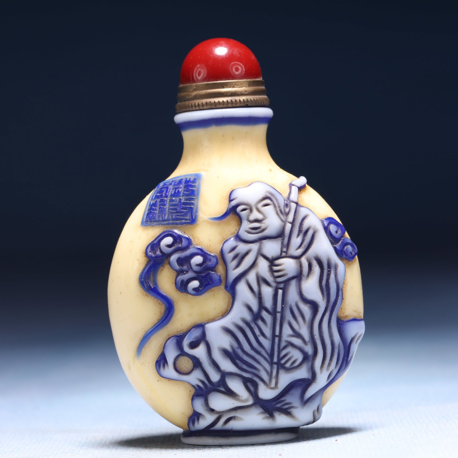 An Exquisite Glass Character and Story Pattern Snuff Bottle: An Exquisite Glass Character and Story Pattern Snuff Bottle,Qing Dynasty,China,Daoguang Four-character Mark,Size:2inx1.2inx3.1in,Weight:60g 琉璃人物故事纹(