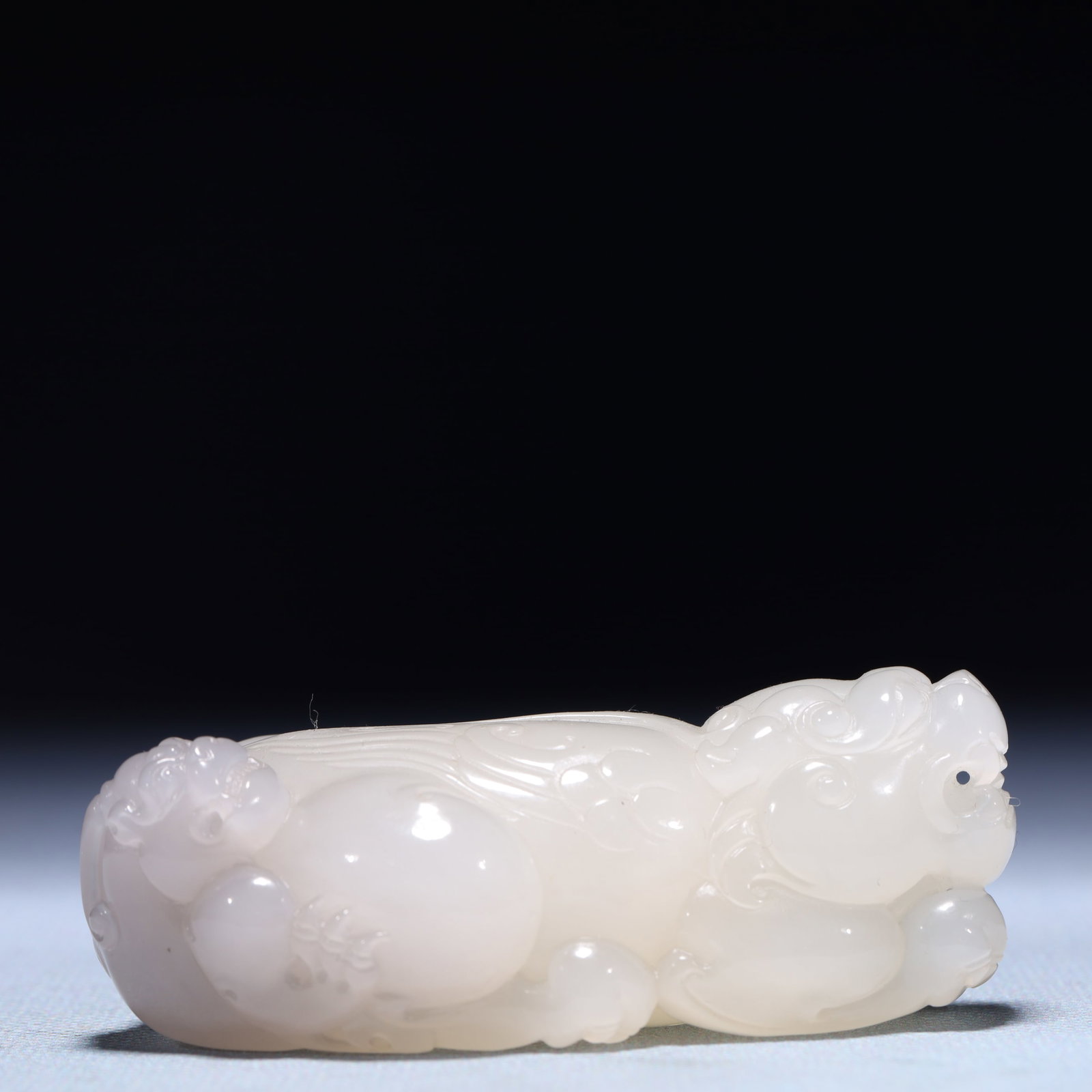 An Exquisite White Jade Wealth-Attracting Creature Ornament: An Exquisite White Jade Wealth-Attracting Creature Ornament,Qing Dynasty,China,Size:3inx1.6inx1in,Weight:160.6g 白玉貔貅摆件,中国清代
