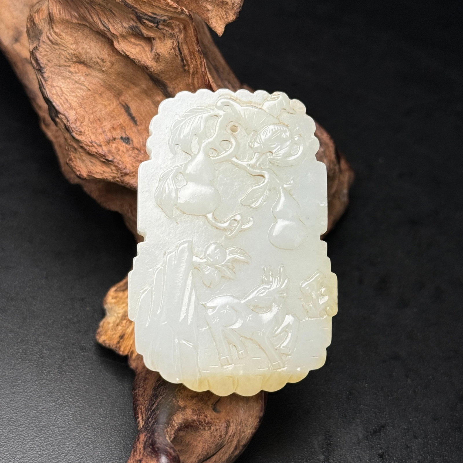 An Exquisite White Jade Deer Pattern Pendant: An Exquisite White Jade Deer Pattern Pendant,Qing Dynasty,China,Size:2.2inx1.5inx0.3in,Weight:41g 白玉鹿纹牌,中国清代