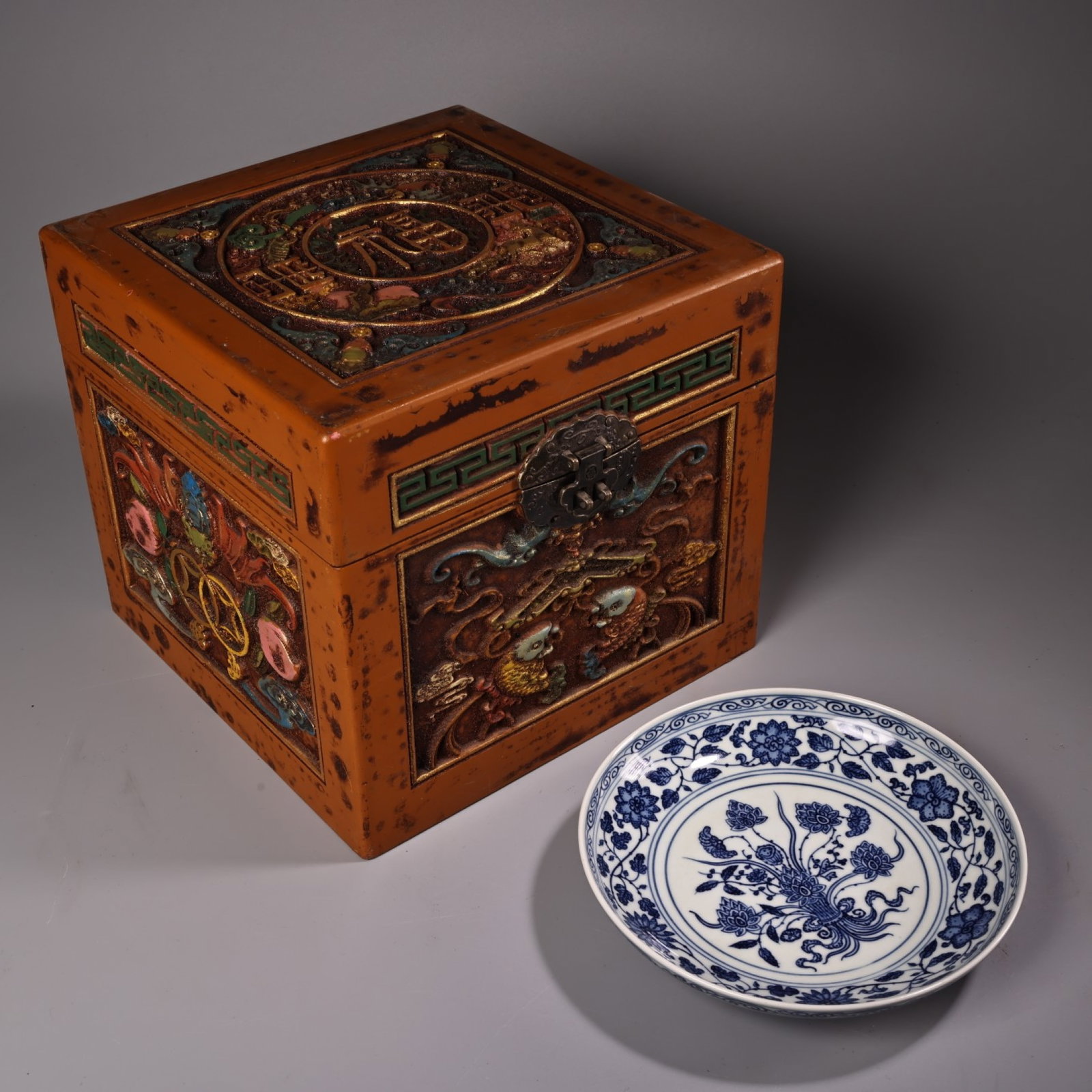 An Exquisite Blue and White Lotus Pattern Plate: An Exquisite Blue and White Lotus Pattern Plate,Qing Dynasty,China,Yongzheng Six-character Mark,Size:5.9inx1.6in,Weight:200g 青花缠枝莲纹盘子,中&#