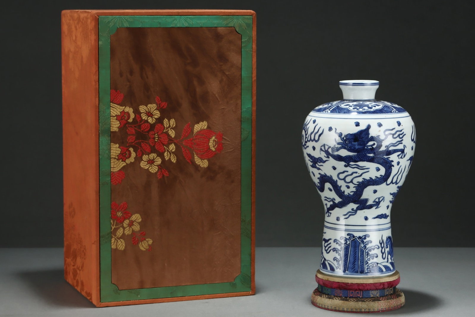 An Exquisite Blue and White Auspicious Cloud and Dragon Pattern Vase: An Exquisite Blue and White Auspicious Cloud and Dragon Pattern Vase,Ming Dynasty,China,Size:10.6inx6.2in 青花祥云龙纹瓶,中国明代