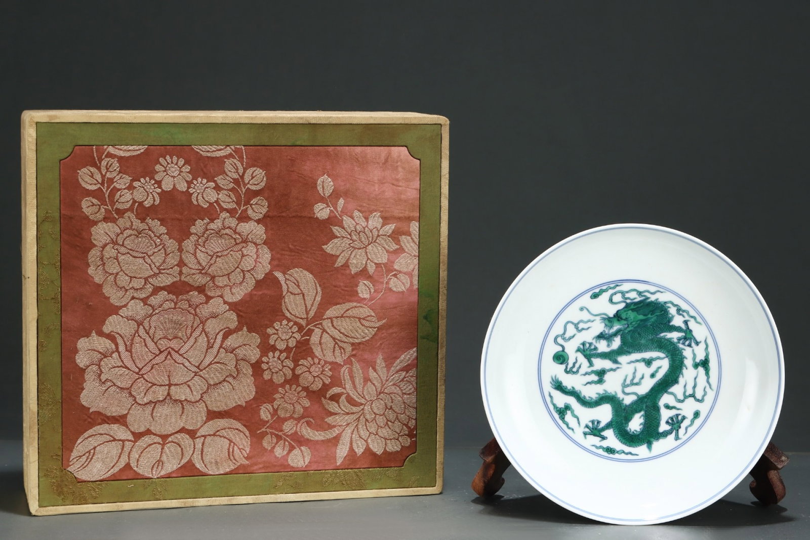 An Exquisite Green Glazed Auspicious Cloud and Dragon Pattern Plate: An Exquisite Green Glazed Auspicious Cloud and Dragon Pattern Plate,Qing Dynasty,China,Yongzheng Six-character Mark,Size:1.7inx8.3in 绿釉祥云龙纹盘子,&#