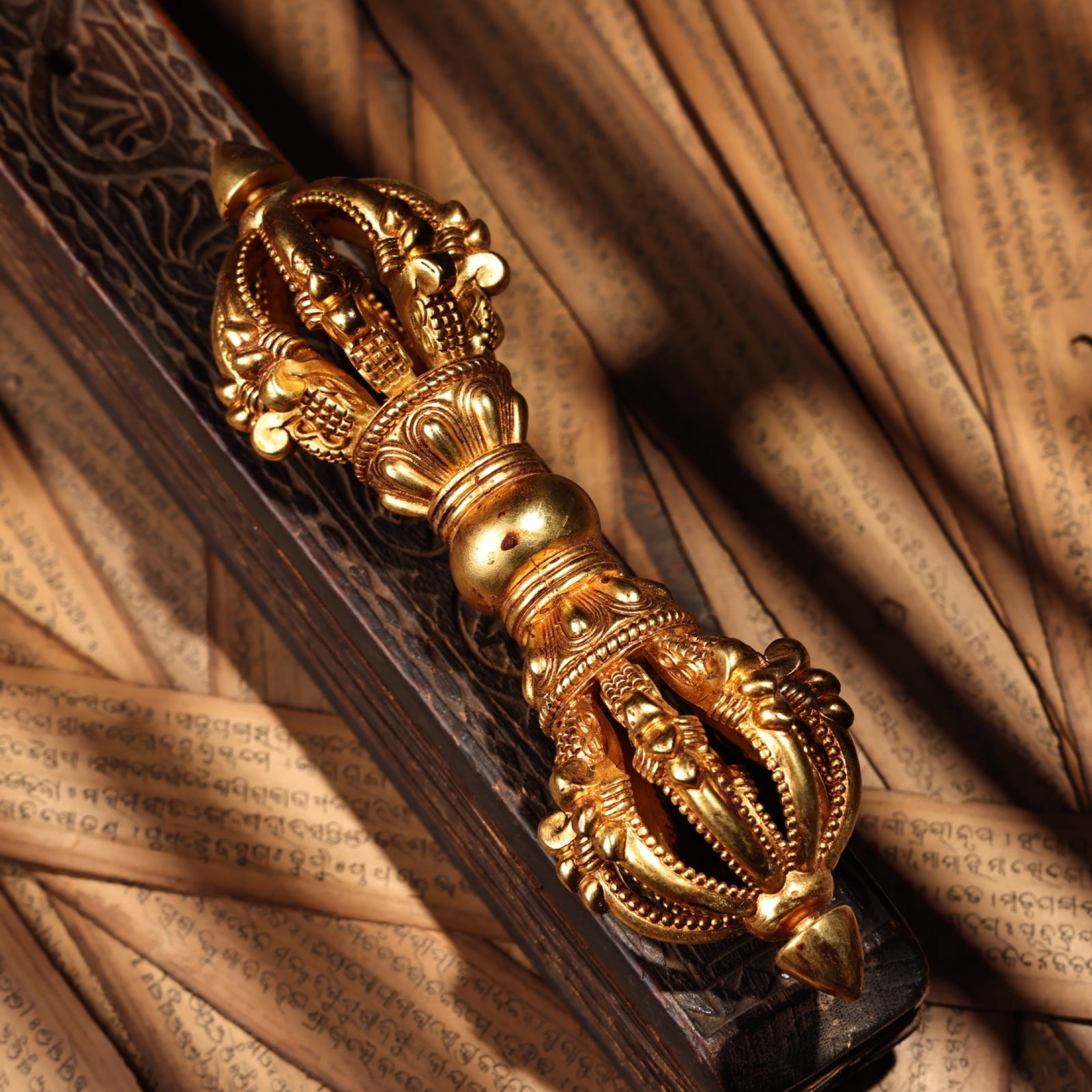 An Exquisite Gilt Bronze Ritual Implement (1 of 9)