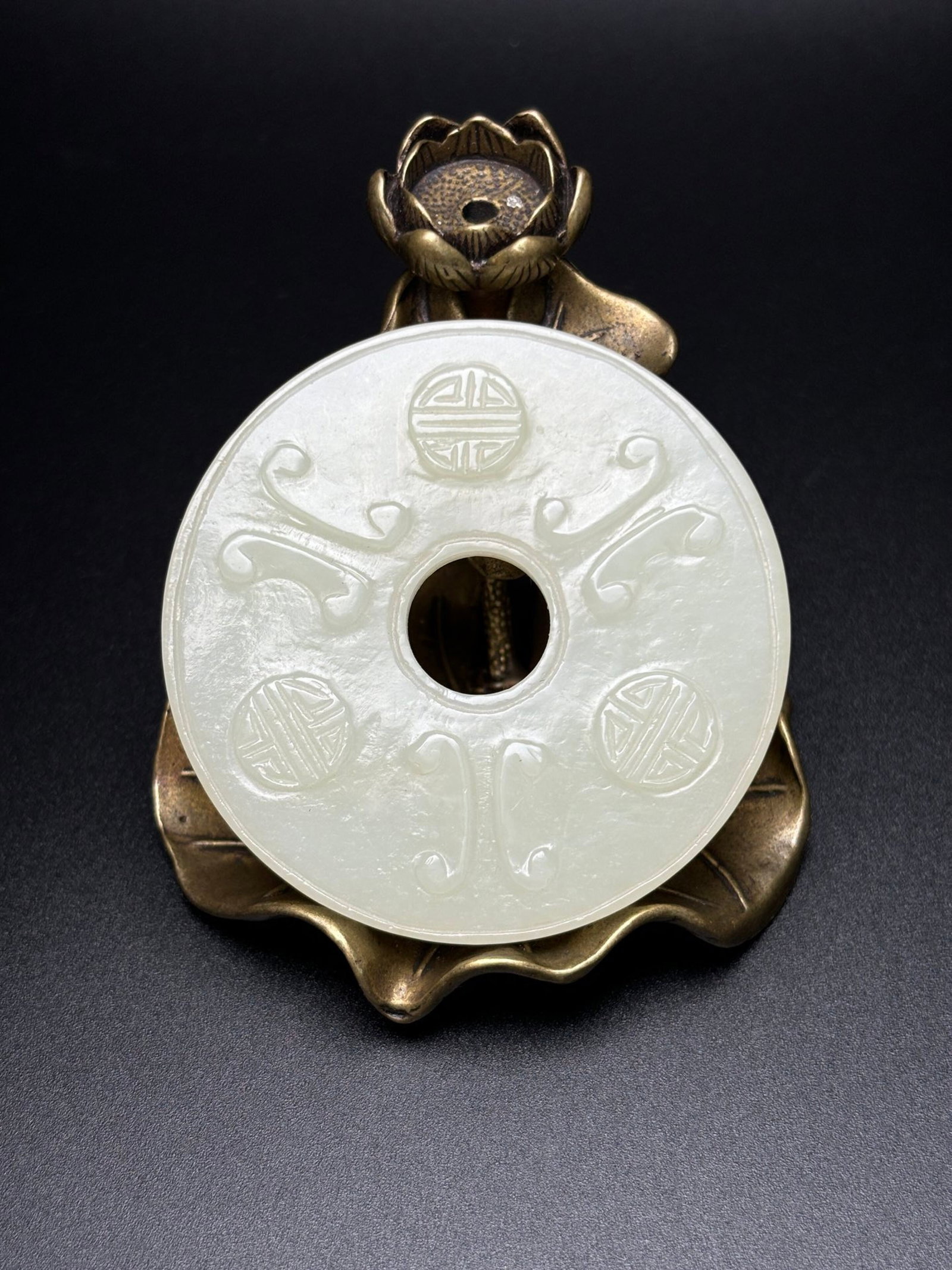 An Exquisite White Jade Ruyi Pattern Pendant: An Exquisite White Jade Ruyi Pattern Pendant,Qing Dynasty,China,Size:2.2inx0.2in,Weight:33g 白玉如意纹挂件,中国清代