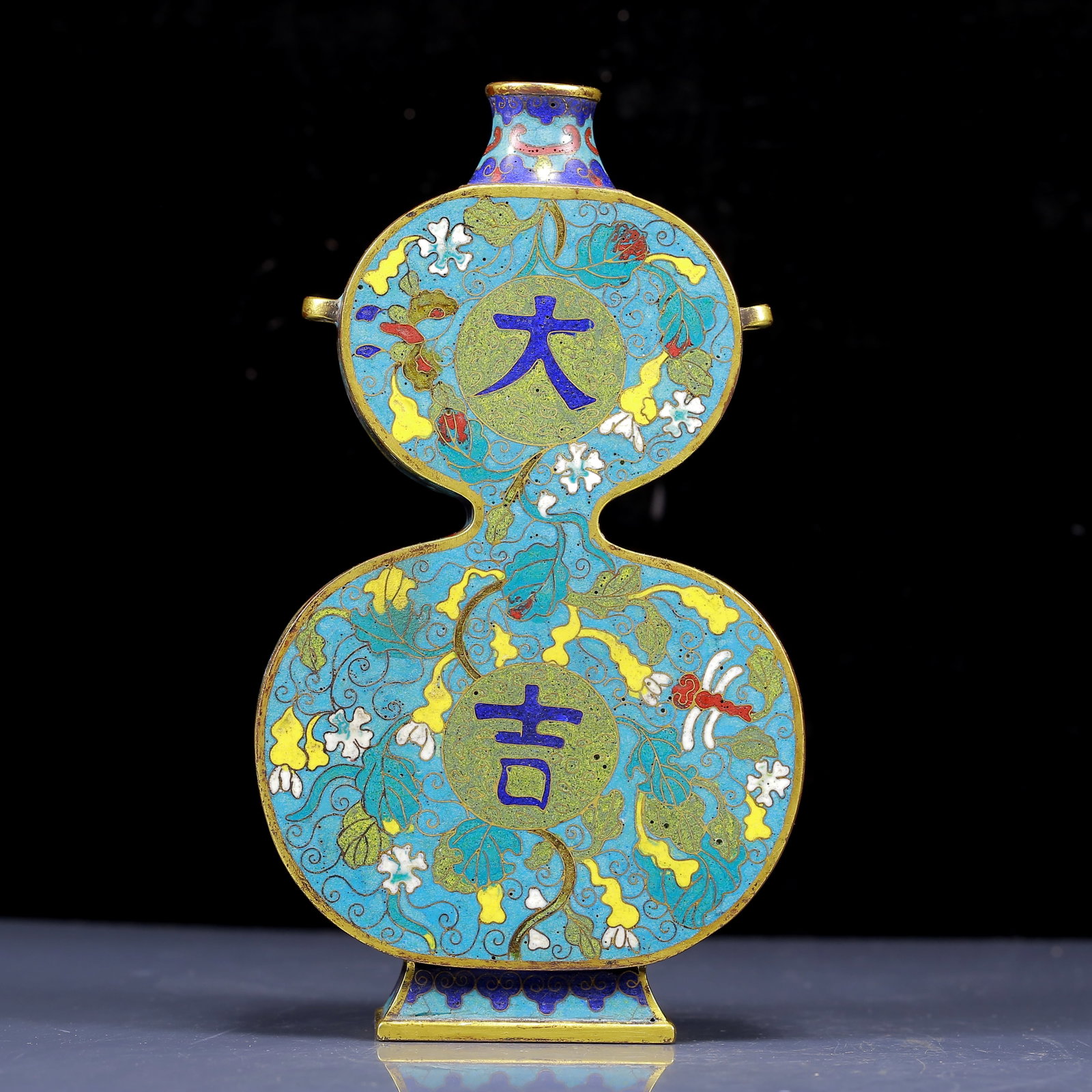 An Exquisite Cloisonne Gourd-Shaped Vase: An Exquisite Cloisonne Gourd-Shaped Vase,Qing Dynasty, China,Qianlong Six-character Mark,Size:5.1inx1.6inx9.1in,Weight:985g 景泰蓝葫芦瓶，清代A