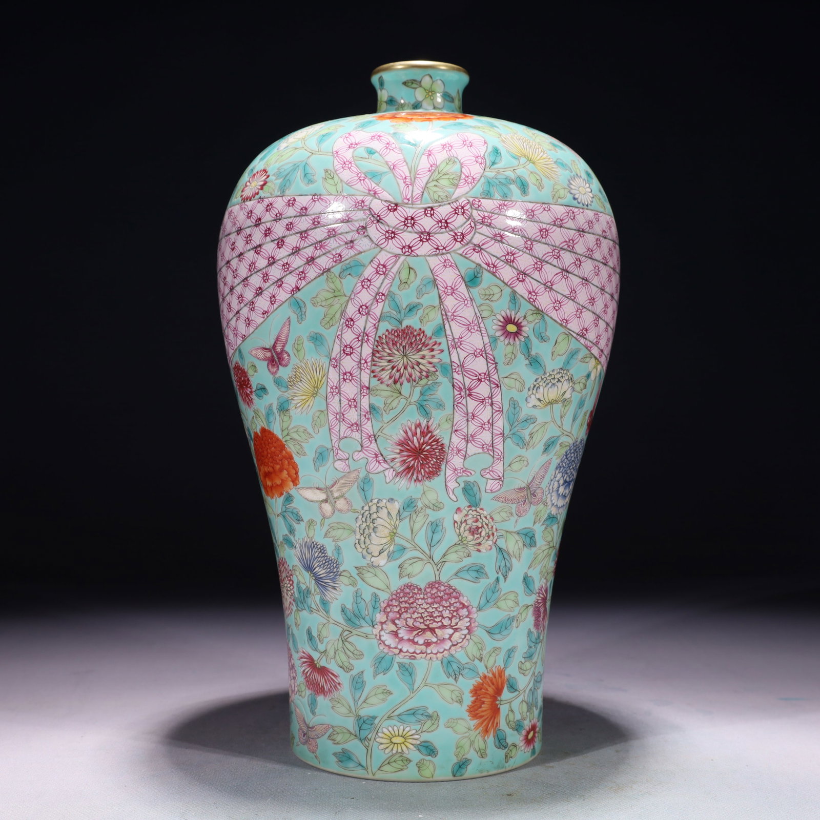 An Exquisite Turquoise Glazed Famille-Rose Painted Gold Flower Pattern Vase: An Exquisite Turquoise Glazed Famille-Rose Painted Gold Flower Pattern Vase,Qing Dynasty,China,Yongzheng Six-character Mark,Size:6.7inx12.6in,Weight:2200g 松石绿釉粉ô