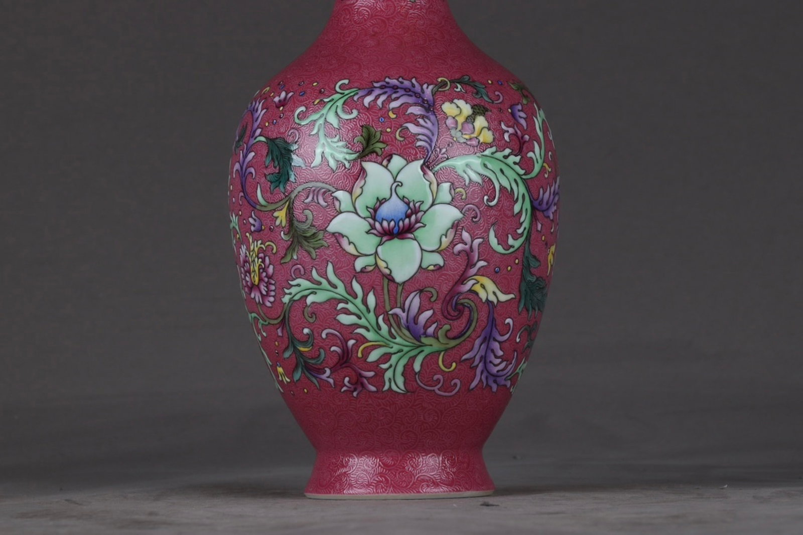An Exquisite Ruby Red-Glazed Lotus Pattern Vase - 4