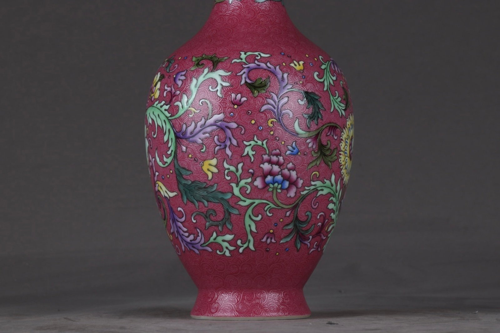 An Exquisite Ruby Red-Glazed Lotus Pattern Vase - 5