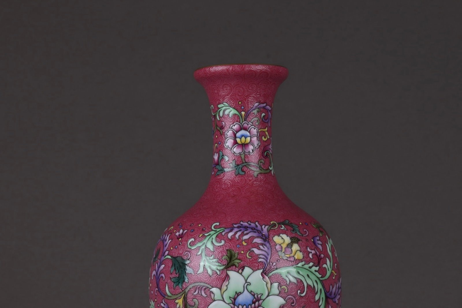 An Exquisite Ruby Red-Glazed Lotus Pattern Vase - 6