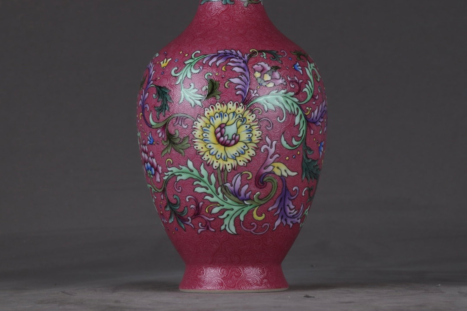An Exquisite Ruby Red-Glazed Lotus Pattern Vase - 7