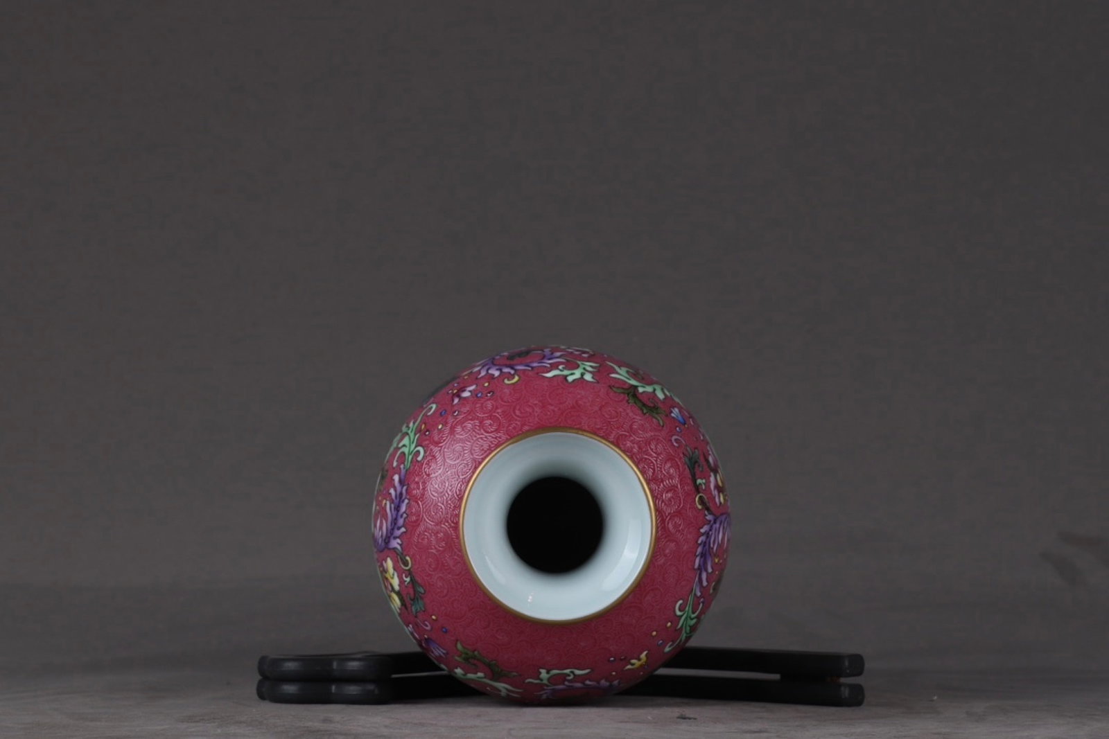 An Exquisite Ruby Red-Glazed Lotus Pattern Vase - 8