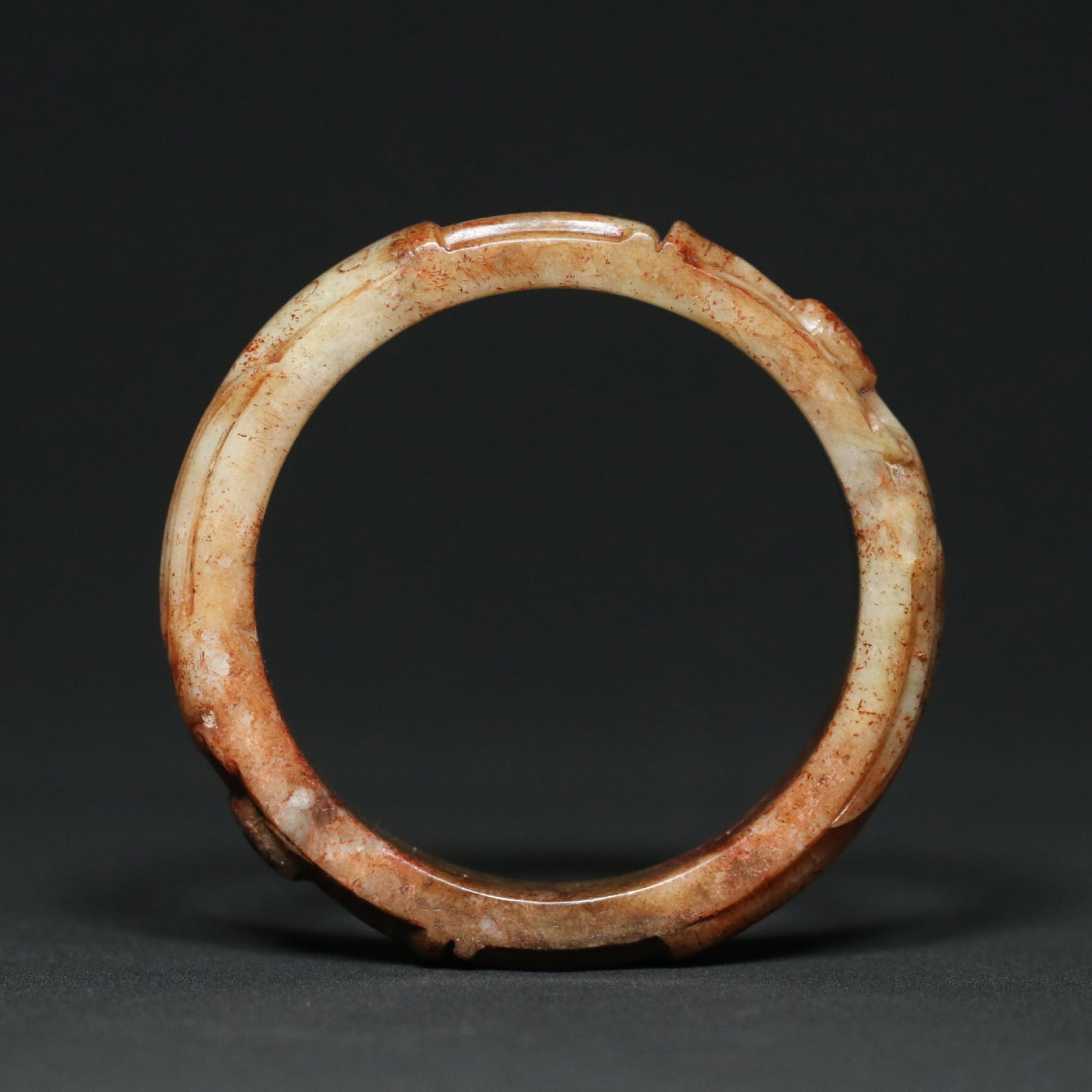 An Exquisite White Jade Figure Pattern Bracelets: An Exquisite White Jade Figure Pattern Bracelets,Han Dynasty,China,Size:3.1inx0.7inx2.4in,Weight:71.9g 白玉人物纹手镯,中国汉代