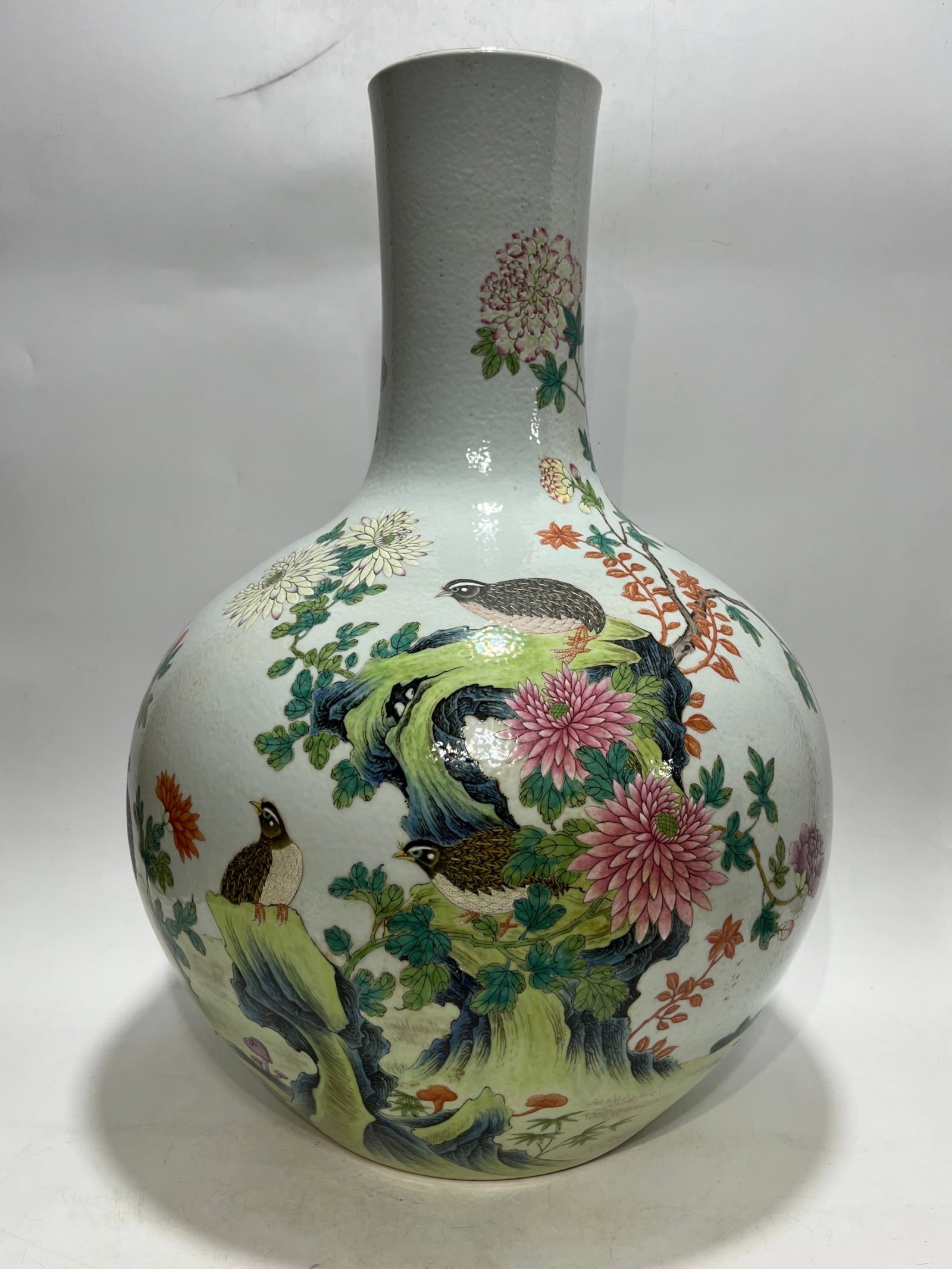 A Huge Famille-Rose Flower and Bird Pattern Vase: A Huge Famille-Rose Flower and Bird Pattern Vase,Qing Dynasty,China,Qianlong Six-character Mark,Size:23.5in 粉彩花鸟纹瓶,中国清代,乾&#