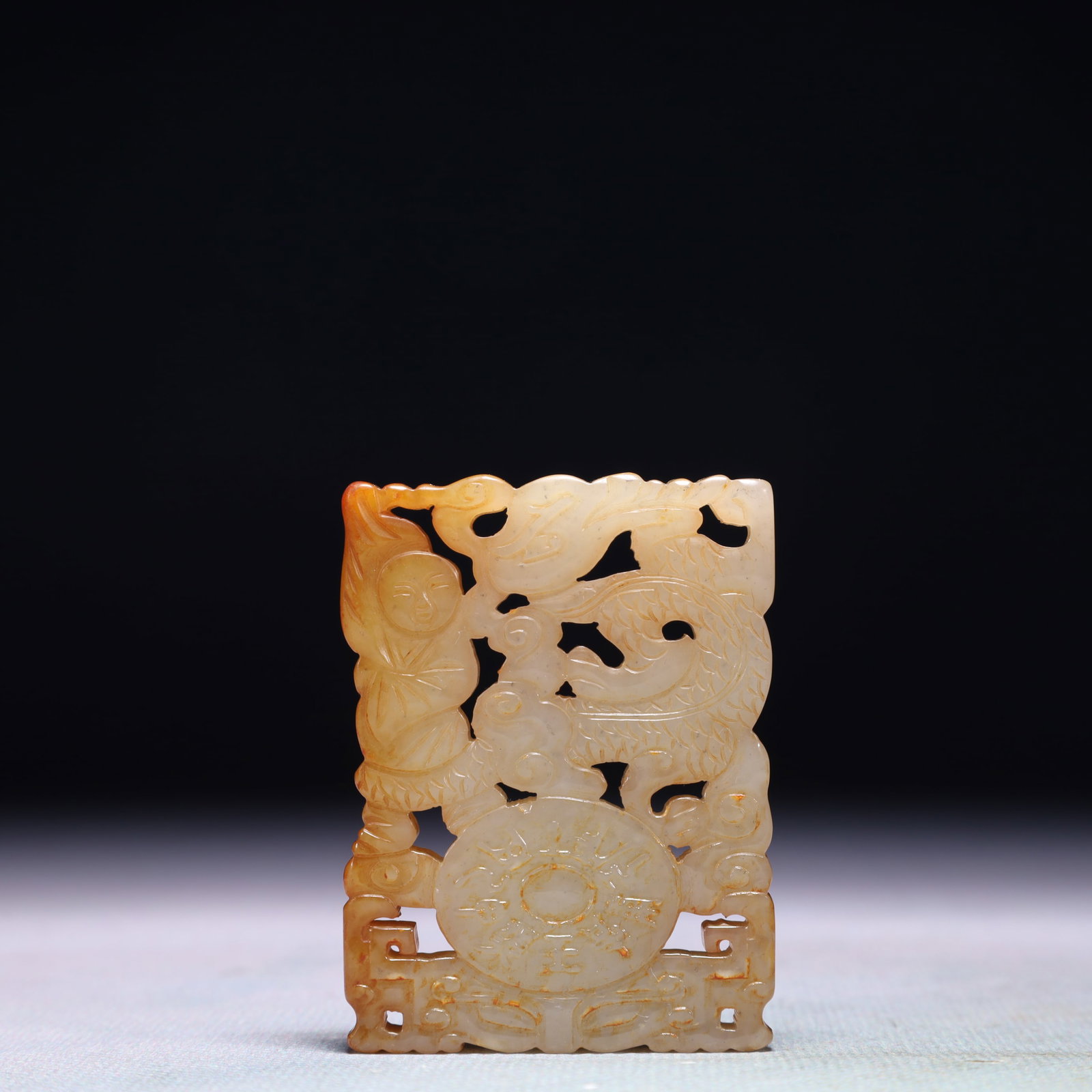 An Exquisite White Jade Figure Pattern Pendant: An Exquisite White Jade Figure Pattern Pendant,Qing Dynasty,China,Size:1.6inx2.2in,Weight:42.5g 白玉人物纹挂件,中国清代