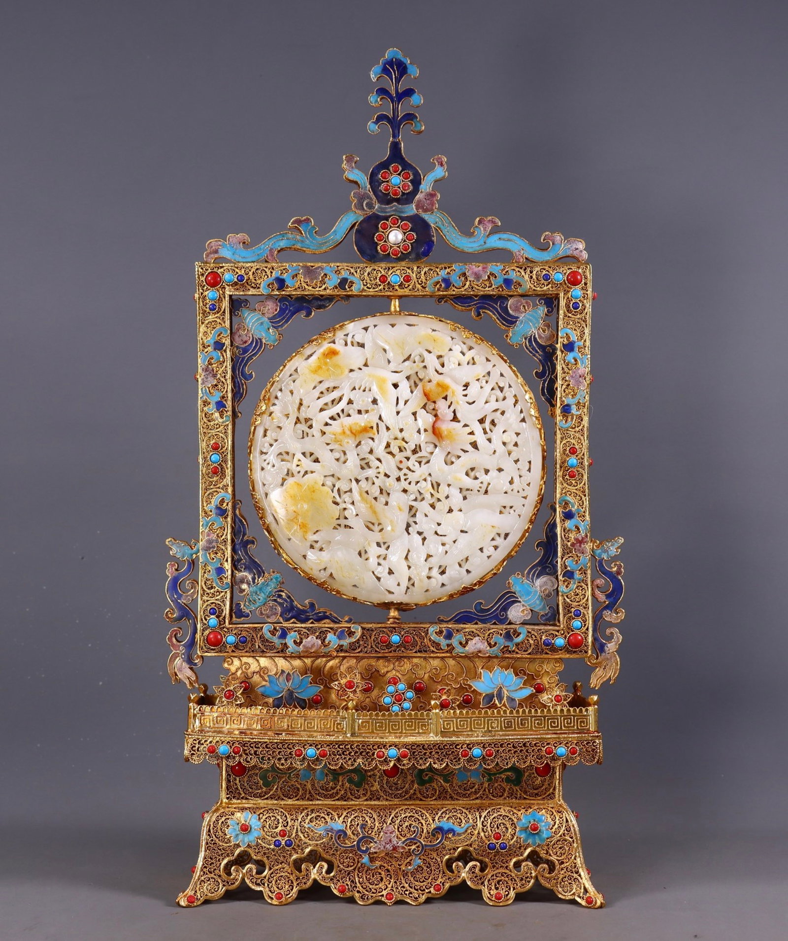 An Exquisite Filigree and Gilding Inlaid White Jade Crane Pattern Screen: An Exquisite Filigree and Gilding Inlaid White Jade Crane Pattern Screen,Qing Dynasty,China,Qianlong Four-Character Mark,Size:18.1inx9.8inx2.8in,Weight:1949g 花丝鎏金嵌&#