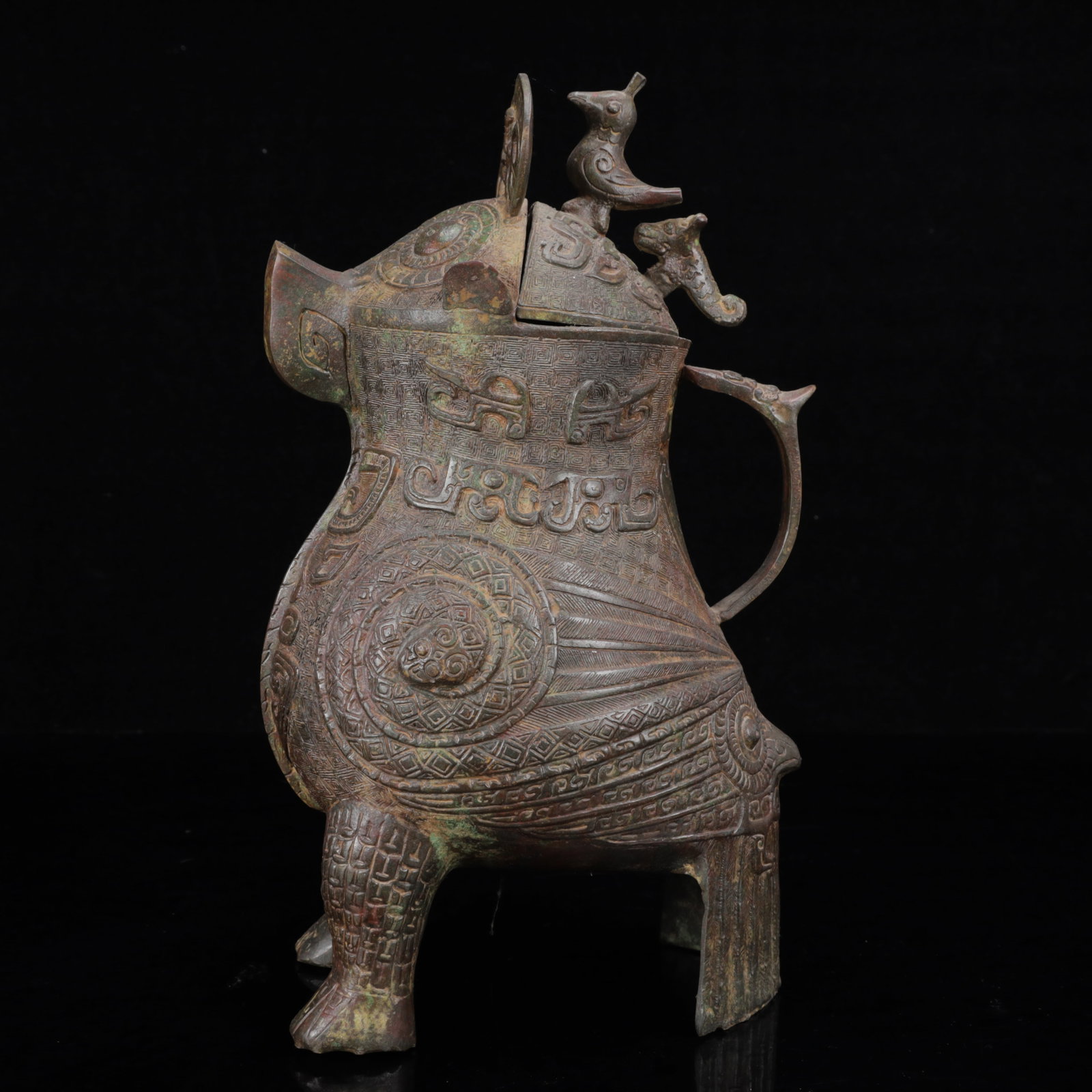 An Archaic Bronze Bird Zun: An Archaic Bronze Bird Zun,The Warring States period in China,Size:6.7inx3.9inx11.8in,Weight:2200g 青铜鸟尊,中国战国时期