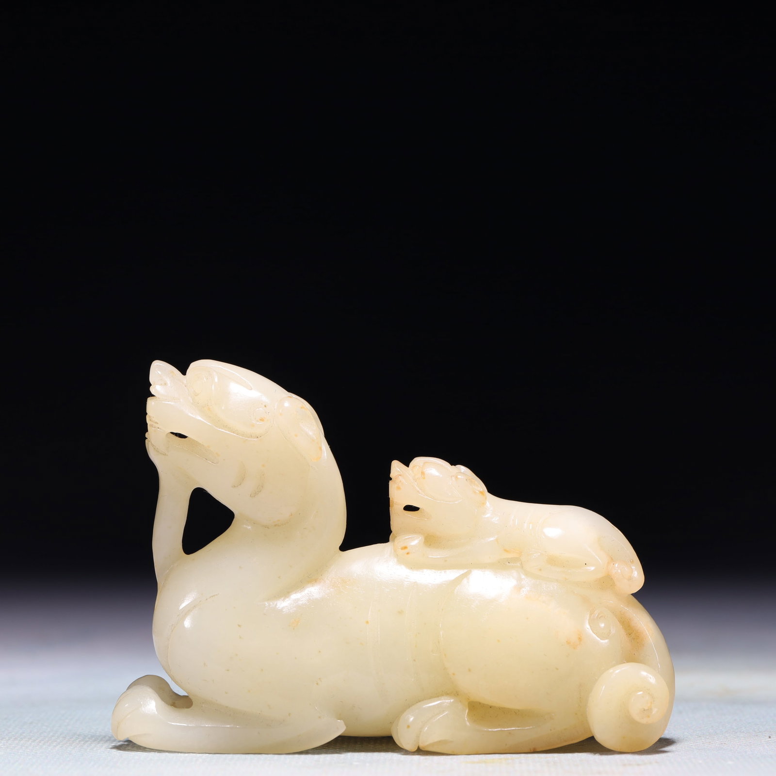 An Exquisite White Jade Beast Ornament: An Exquisite White Jade Beast Ornament,Qing Dynasty,China,Size:3.9inx1.2inx2.6in,Weight:218.8g 白玉兽摆件,中国清代