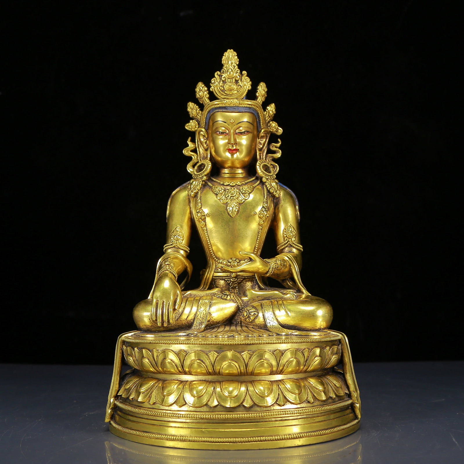 A Solemn Gilt Bronze Statue of Avalokitesvara: A Solemn Gilt Bronze Statue of Avalokitesvara,Ming Dynasty, China,Xuande Six-character Mark,Size:6.3inx10.6in,Weight:3525g 铜鎏金观音像，明代ʌ
