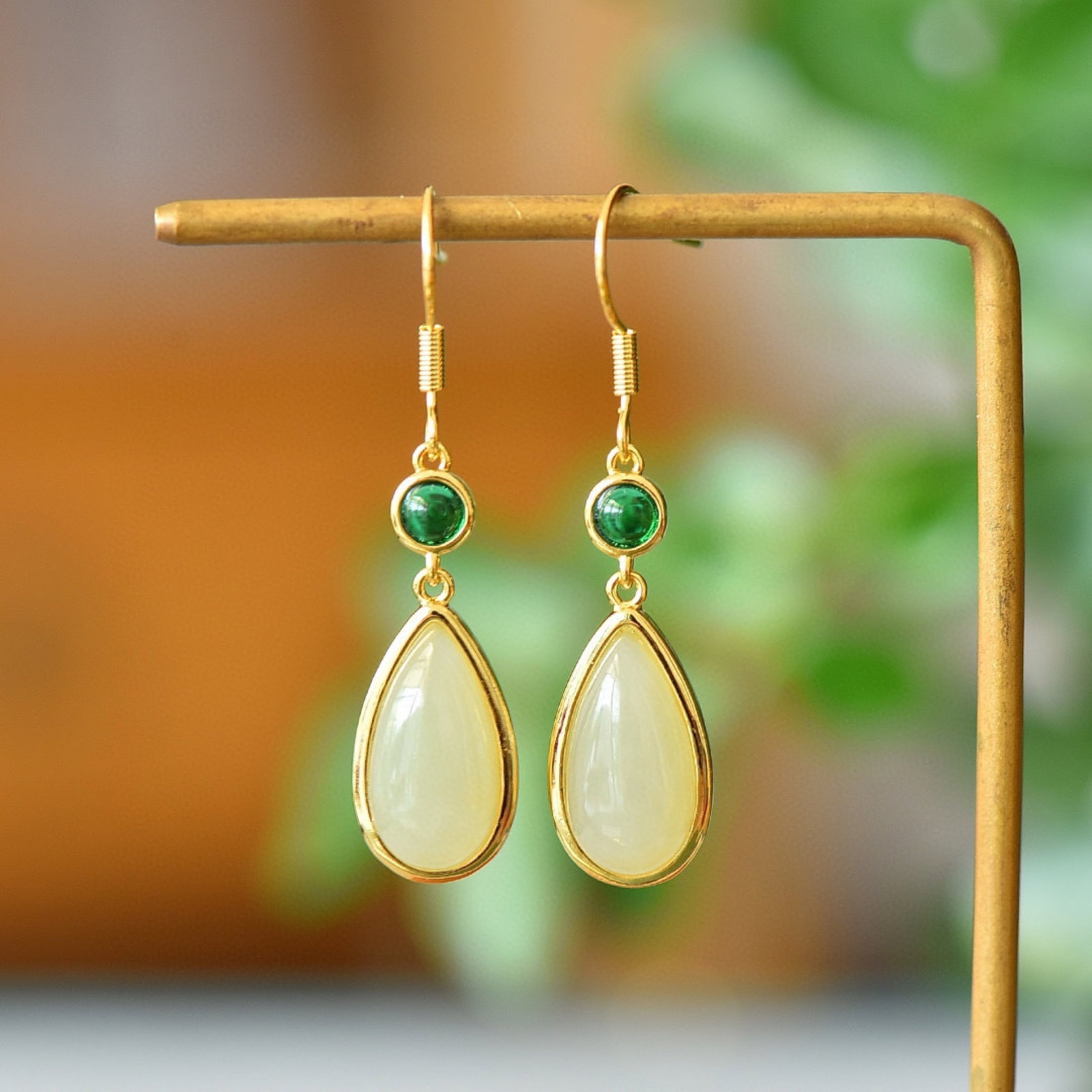 A Pair of Exquisite Bronze-Gold Plated Inlaid White Jade Earrings,Inlaid Gems: A Pair of Exquisite Bronze-Gold Plated Inlaid White Jade Earrings,Inlaid Gems,Size:0.3inx0.6in 一对铜镀金镶白玉耳环,嵌宝石