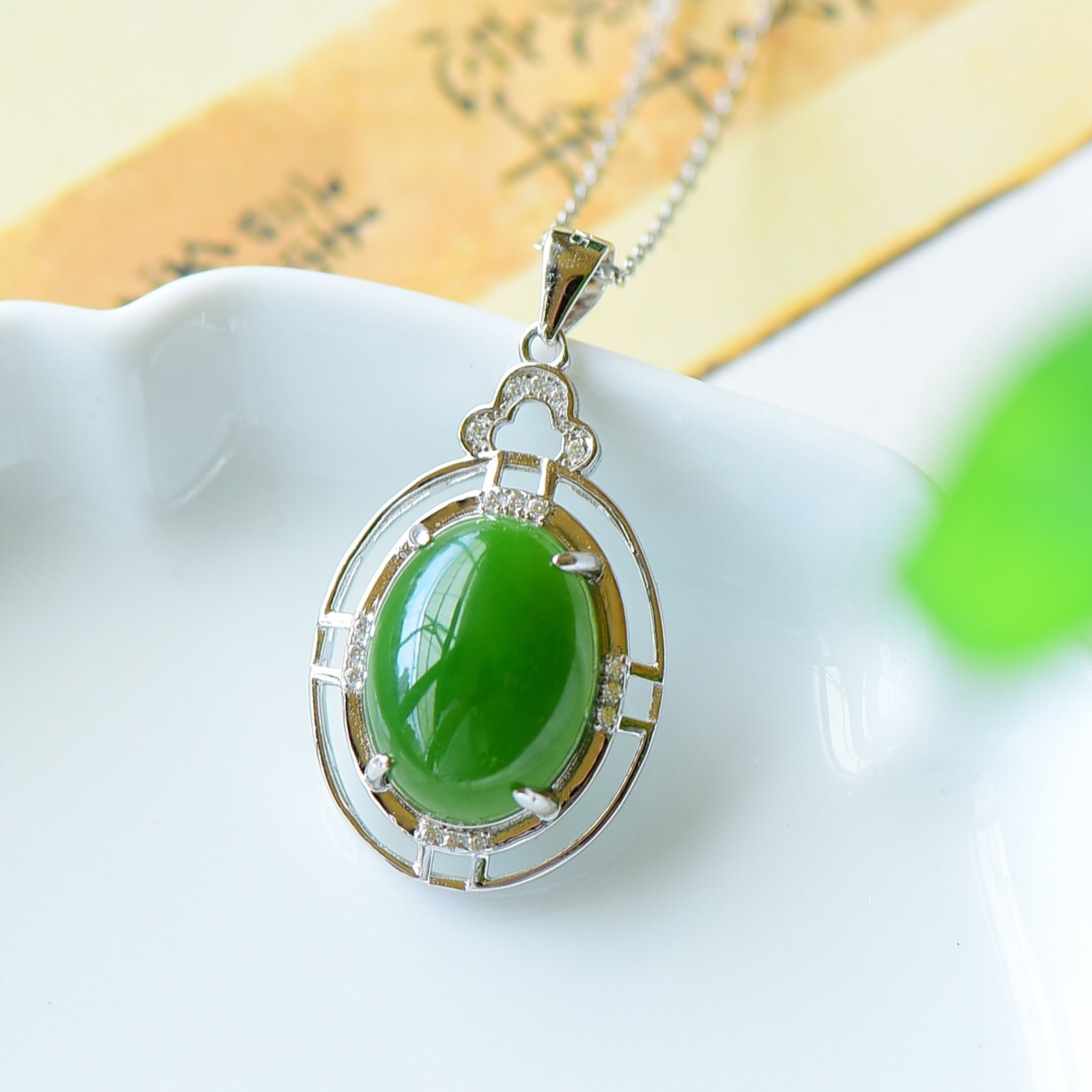 An Exquisite Sterling Silver Inlaid Jasper Necklace,Inlaid Diamond: An Exquisite Sterling Silver Inlaid Jasper Necklace,Inlaid Diamond,Size:0.7inx1.3in 纯银镶碧玉项链,嵌钻石