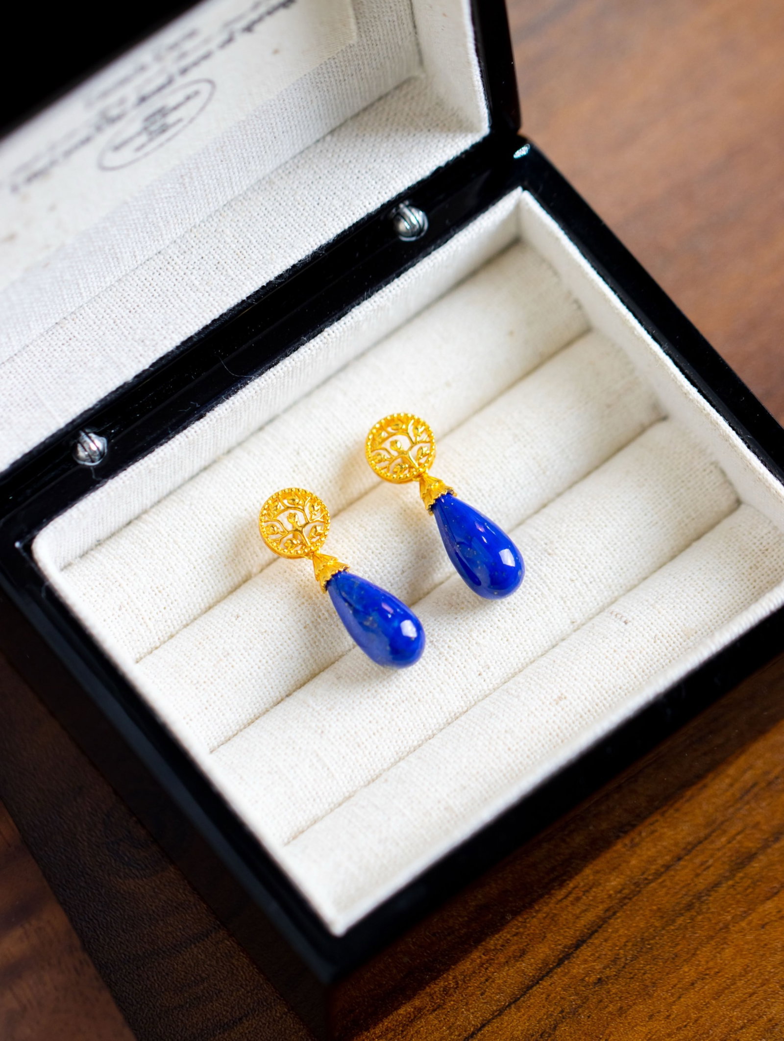 A Pair of Exquisite Sterling Silver-Gold Plated Inlaid Lapis Lazuli Earrings: A Pair of Exquisite Sterling Silver-Gold Plated Inlaid Lapis Lazuli Earrings 一对纯银镀金镶青金石耳环