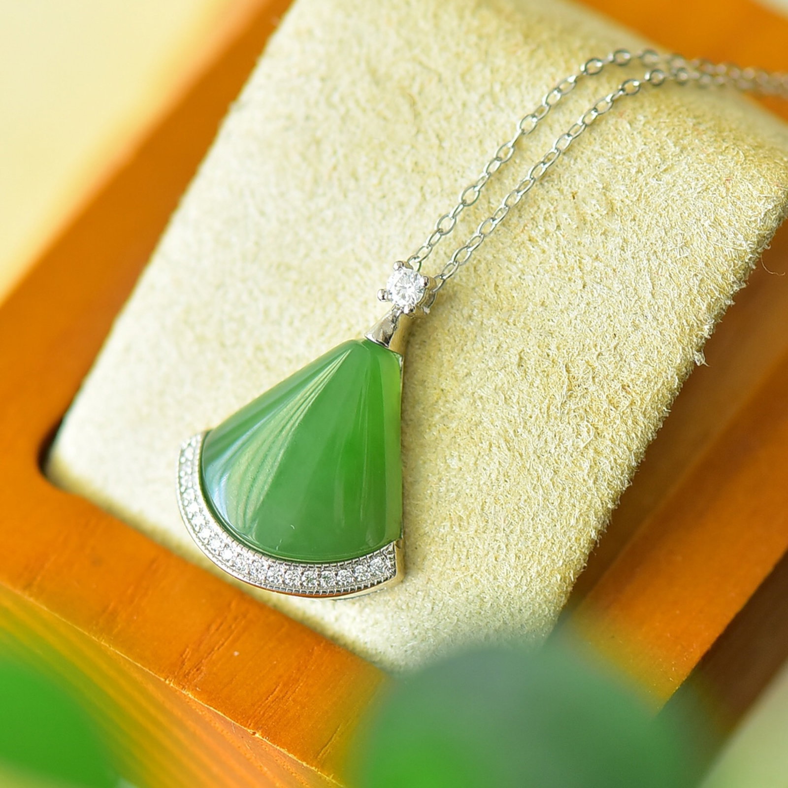 An Exquisite Sterling Silver Inlaid Jasper Necklace,Inlaid Diamond: An Exquisite Sterling Silver Inlaid Jasper Necklace,Inlaid Diamond,Size:0.7inx0.9in 纯银镶碧玉项链,嵌钻石