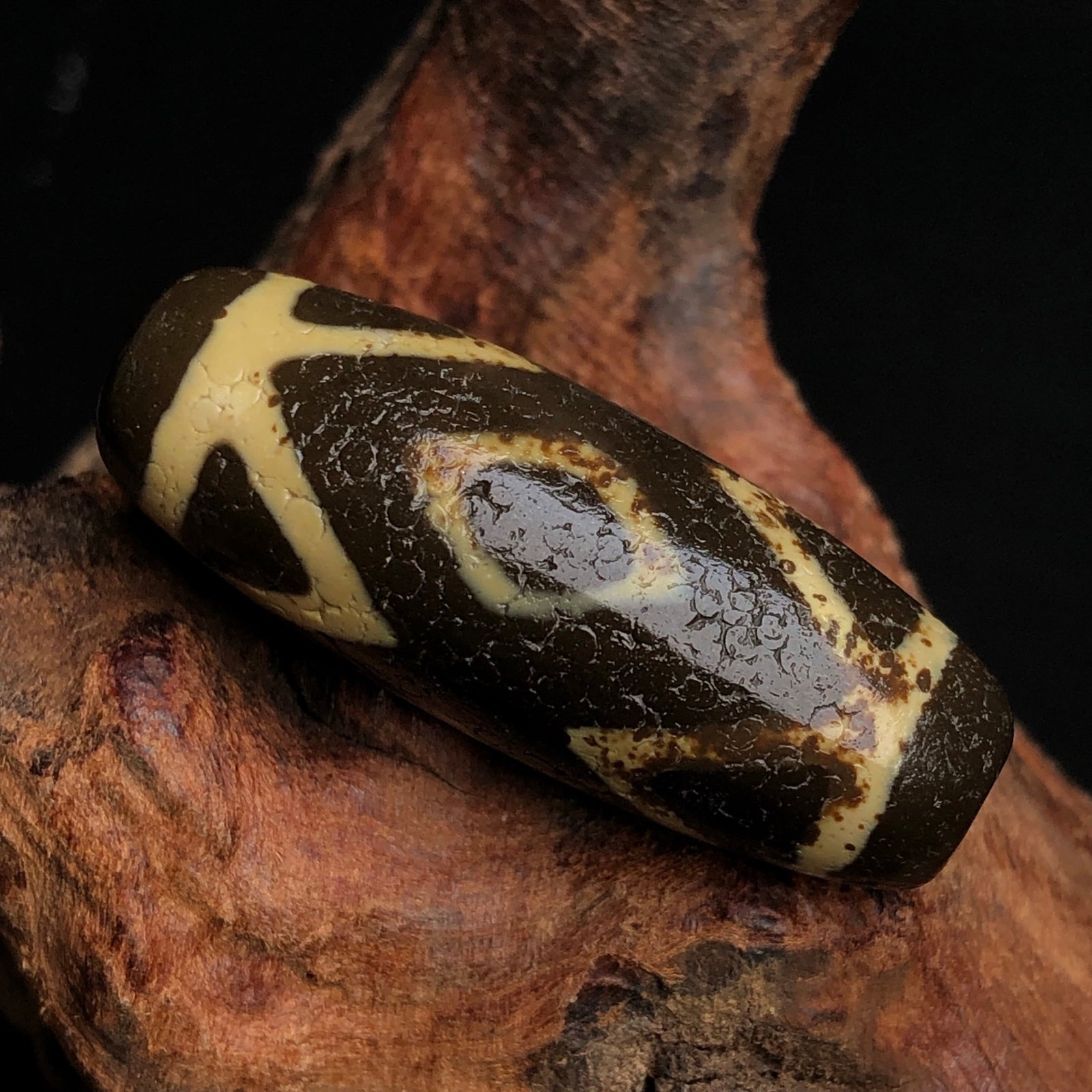 An Exquisite Dzi Bead Pendant: An Exquisite Dzi Bead Pendant,Size:1.4inx0.5in,Weight:9.9g 天珠挂件