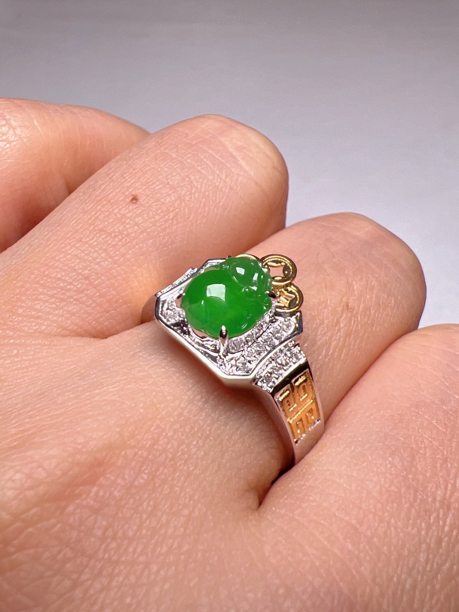 An Exquisite 18k Gold Diamond Inlaid Jadeite Ring: An Exquisite 18k Gold Diamond Inlaid Jadeite Ring,Size(Loose Stone):0.3inx0.2in #15 18k金钻镶嵌翡翠戒指