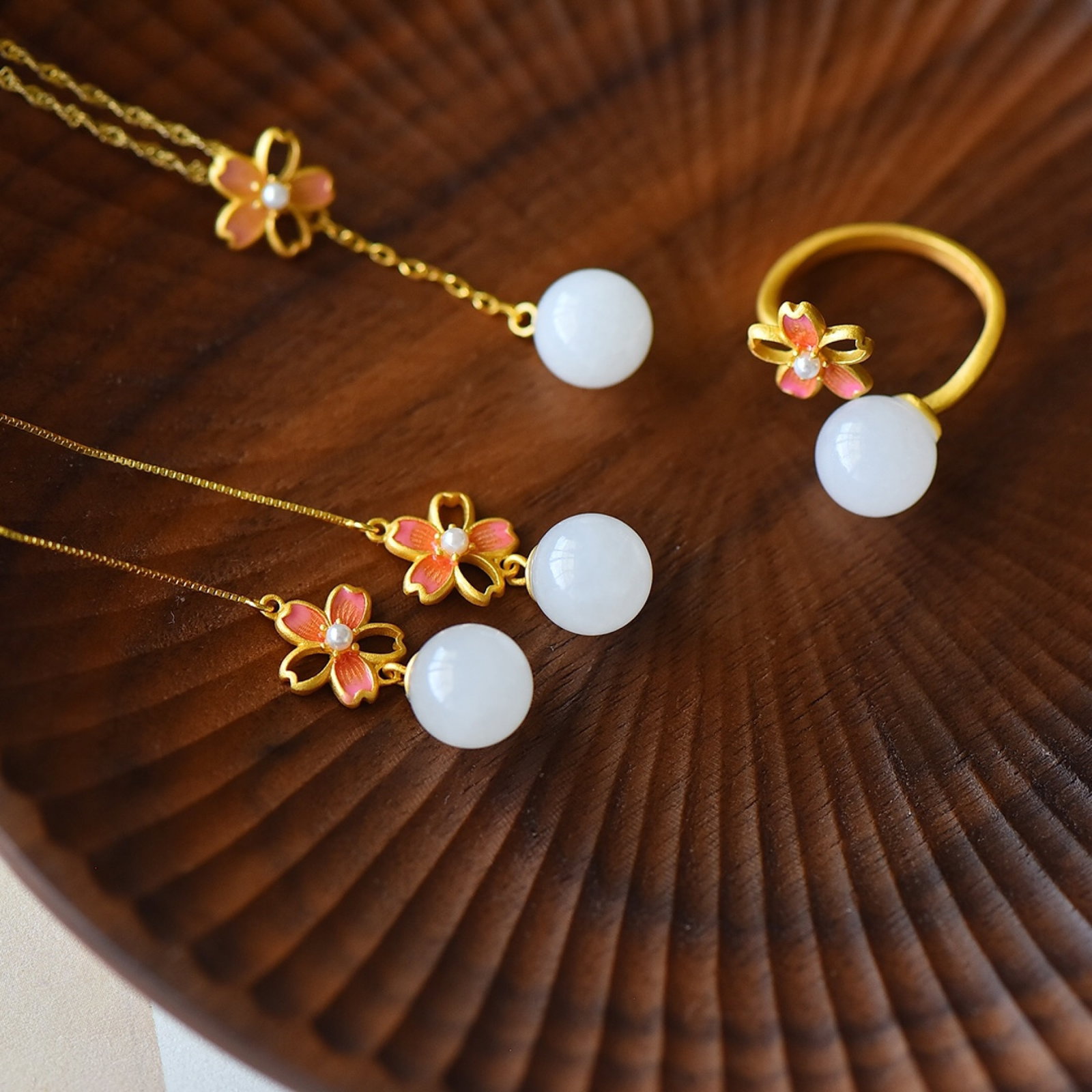 A Set of Fine Sterling Silver-Gold Plated Inlaid White Jade Jewelrys: A Set of Fine Sterling Silver-Gold Plated Inlaid White Jade Jewelrys 一套纯银镀金镶白玉首饰