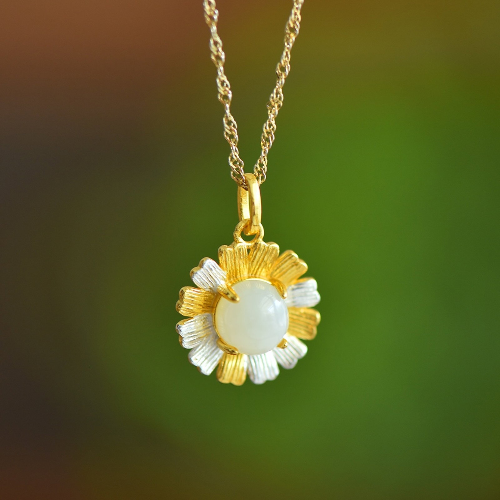 An Exquisite Sterling Silver-Gold Plated Inlaid White Jade Pendant: An Exquisite Sterling Silver-Gold Plated Inlaid White Jade Pendant, 纯银镀金镶白玉吊坠