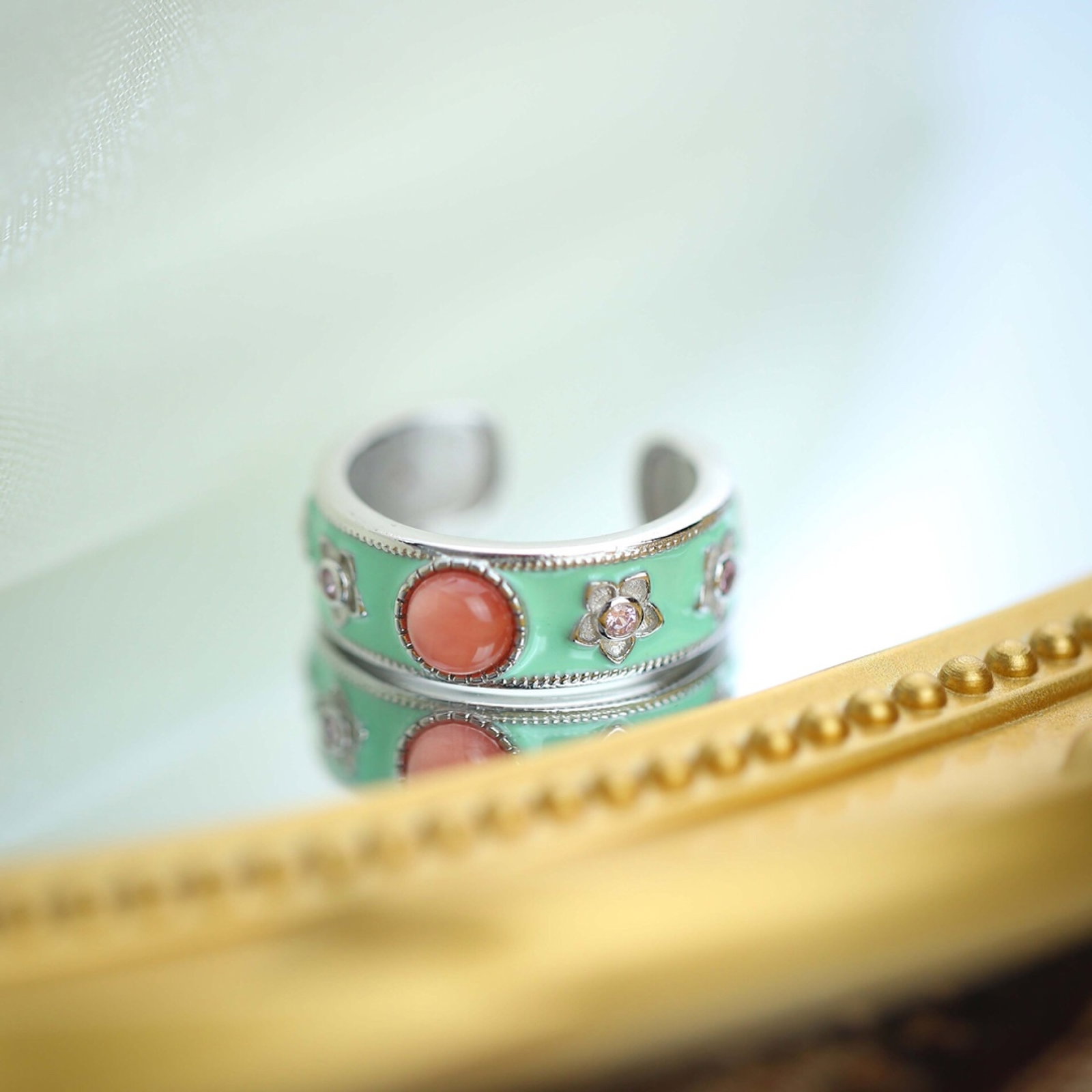 An Exquisite Sterling Silver-Gold Plated Inlaid Agate Enamel Ring: An Exquisite Sterling Silver-Gold Plated Inlaid Agate Enamel Ring,Size:0.9inx0.9in,Weight:4.9g 纯银镀金镶玛瑙珐琅戒指