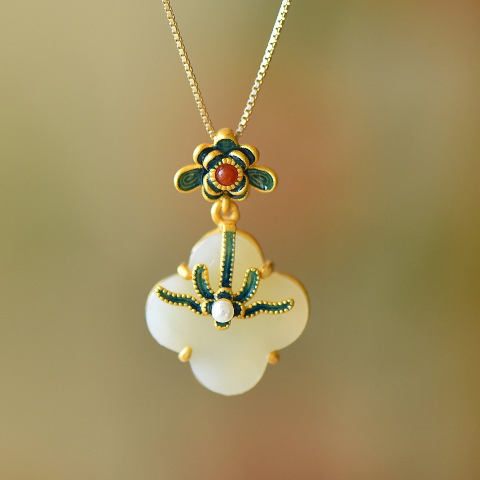 An Exquisite Sterling Silver Inlaid White Jade Flower Pattern Necklace: An Exquisite Sterling Silver Inlaid White Jade Flower Pattern Necklace 纯银镶白玉花卉纹项链