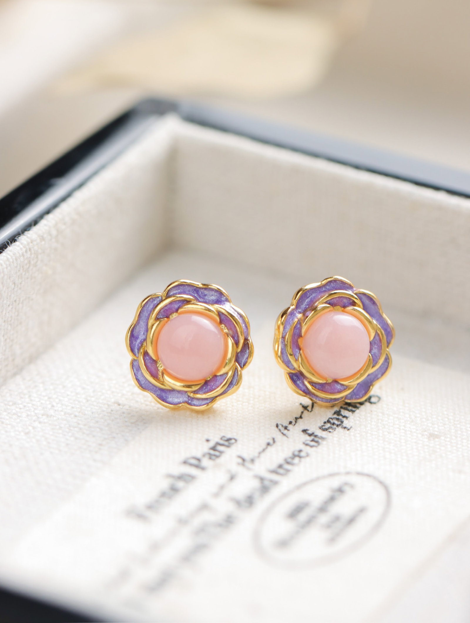 A Pair of Exquisite Sterling Silver-Gold Plated Inlaid Opal Earrings: A Pair of Exquisite Sterling Silver-Gold Plated Inlaid Opal Earrings 一对纯银镀金镶蛋白石耳钉