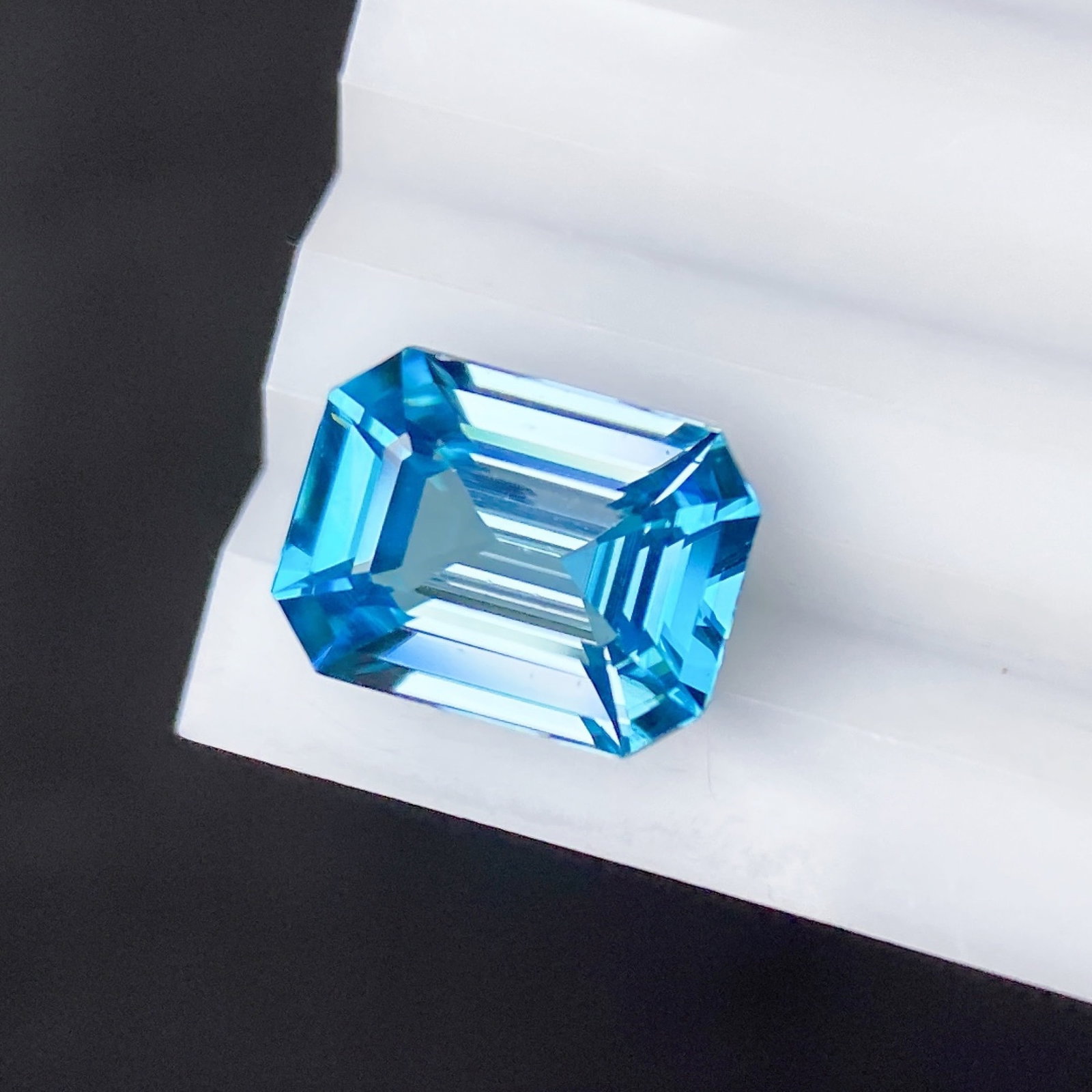 5.63Ctw Natural Zircon Loose: 5.63Ctw Natural Zircon Loose,Size:0.4inx0.3inx0.2in 5.63Ctw天然锆石裸石