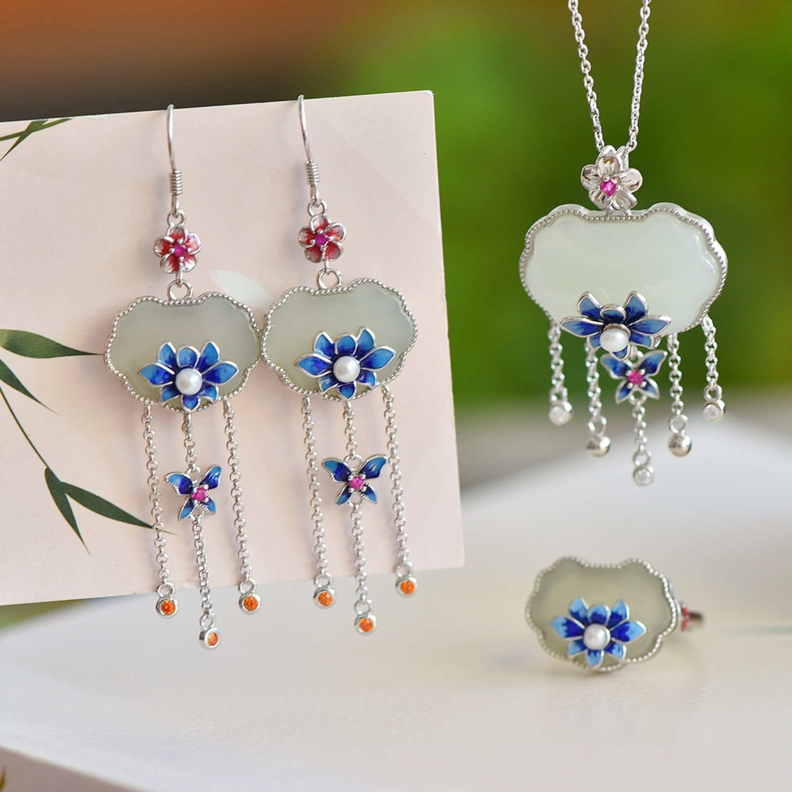 A Set of Fine Sterling Silver Inlaid White Jade Jewelry,Inlaid Pearl: A Set of Fine Sterling Silver Inlaid White Jade Jewelry,Inlaid Pearl 一套纯银镶白玉首饰,嵌珍珠