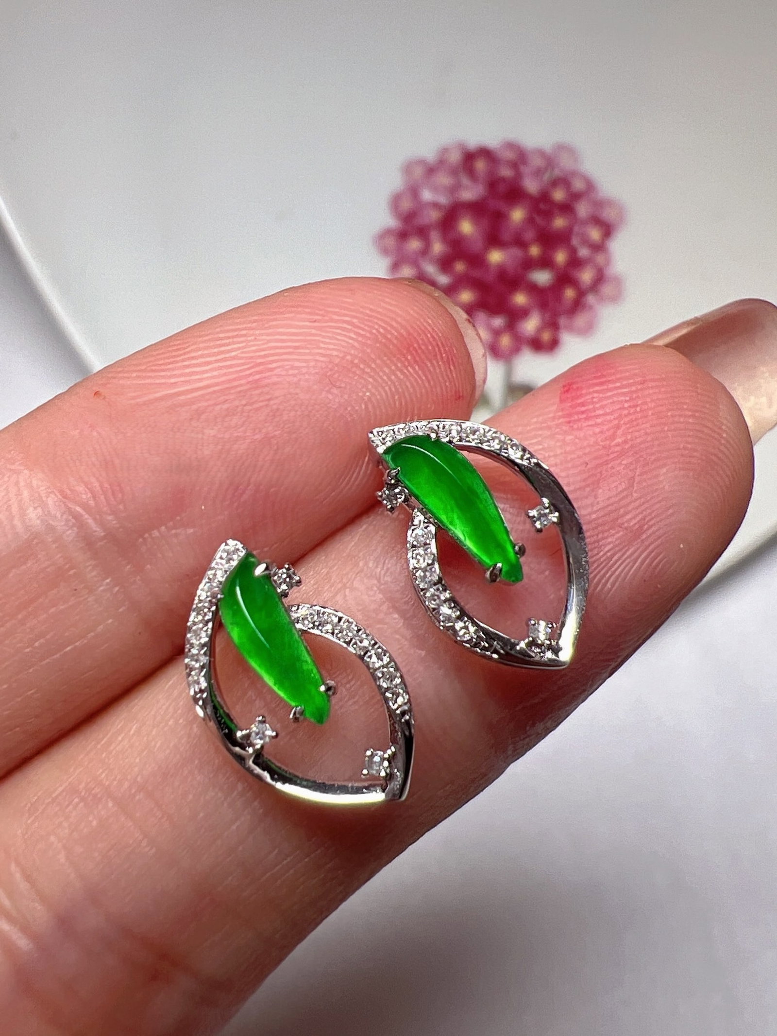 A Pair of Exquisite 18k Gold Diamond Jadeite Earrings: A Pair of Exquisite 18k Gold Diamond Jadeite Earrings,Size:0.5inx0.3inx0.2in 一对18k金钻翡翠耳钉